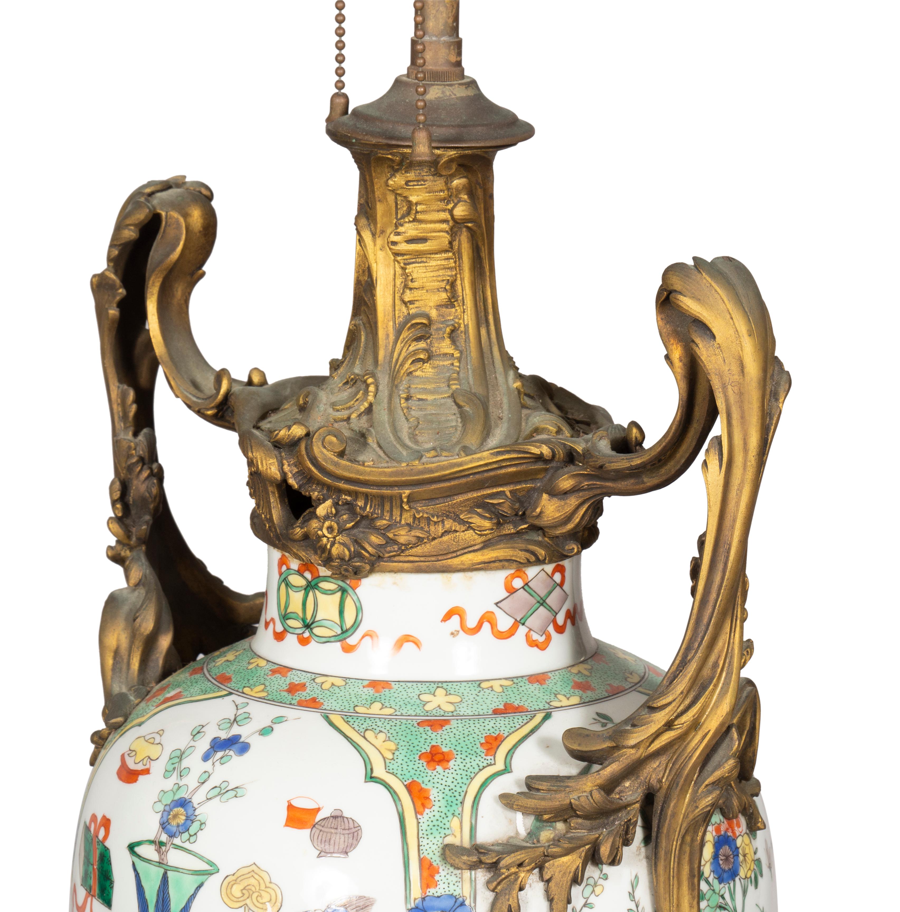 Lampe de table en porcelaine chinoise avec montures en bronze français en vente 5