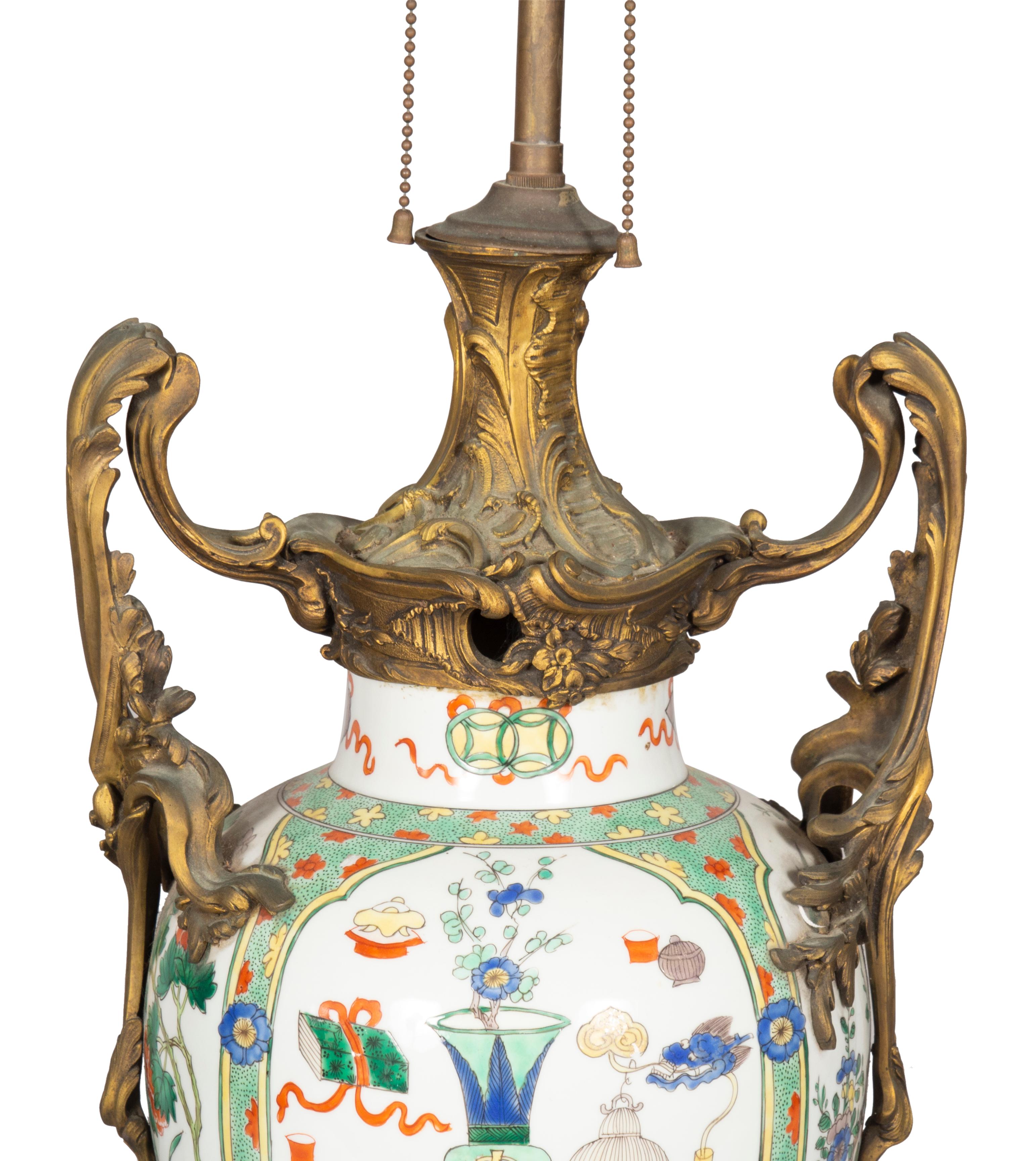 Lampada da tavolo cinese in porcellana con supporti in bronzo francese in vendita 7