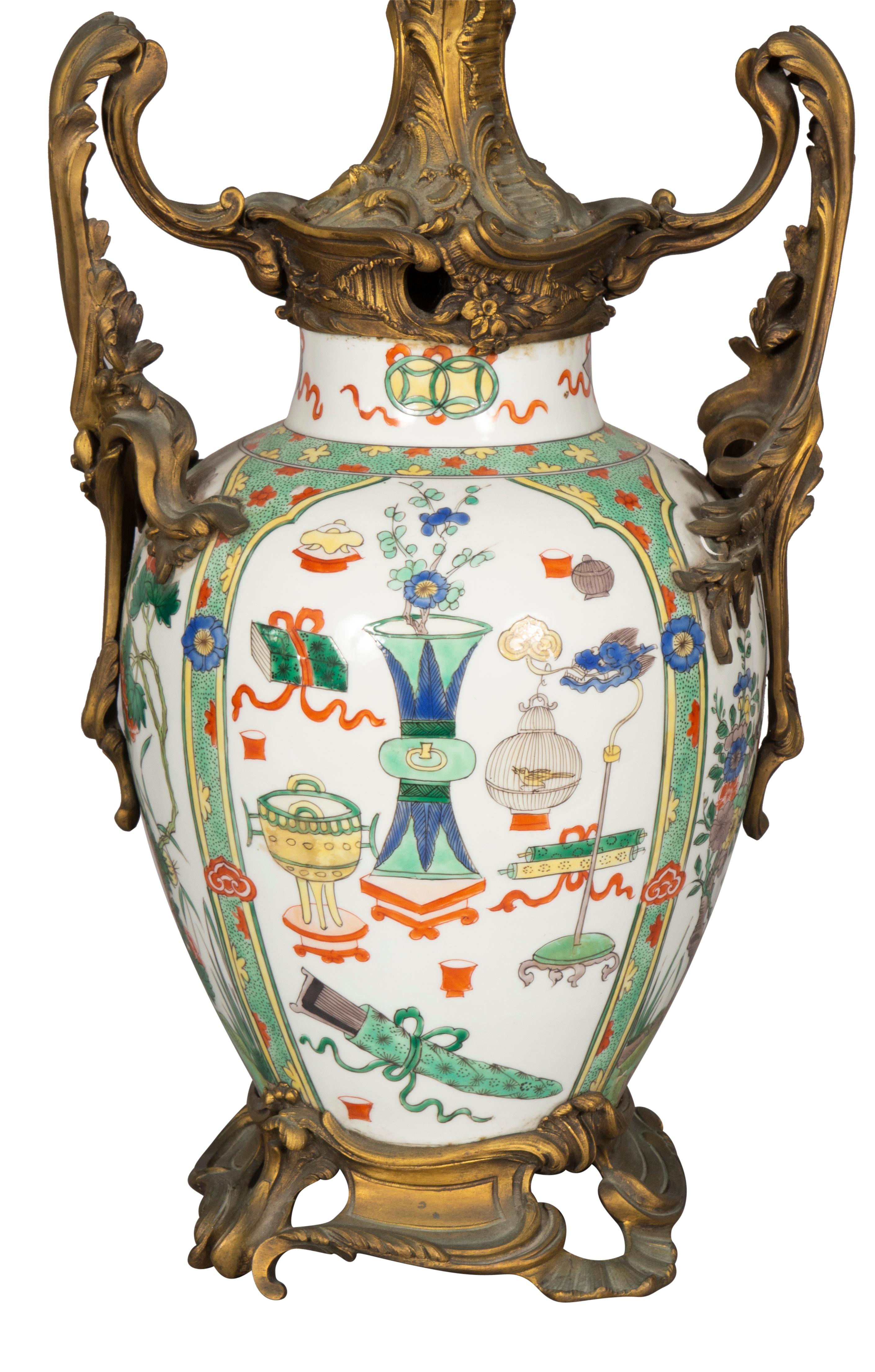 Lampe de table en porcelaine chinoise avec montures en bronze français en vente 7