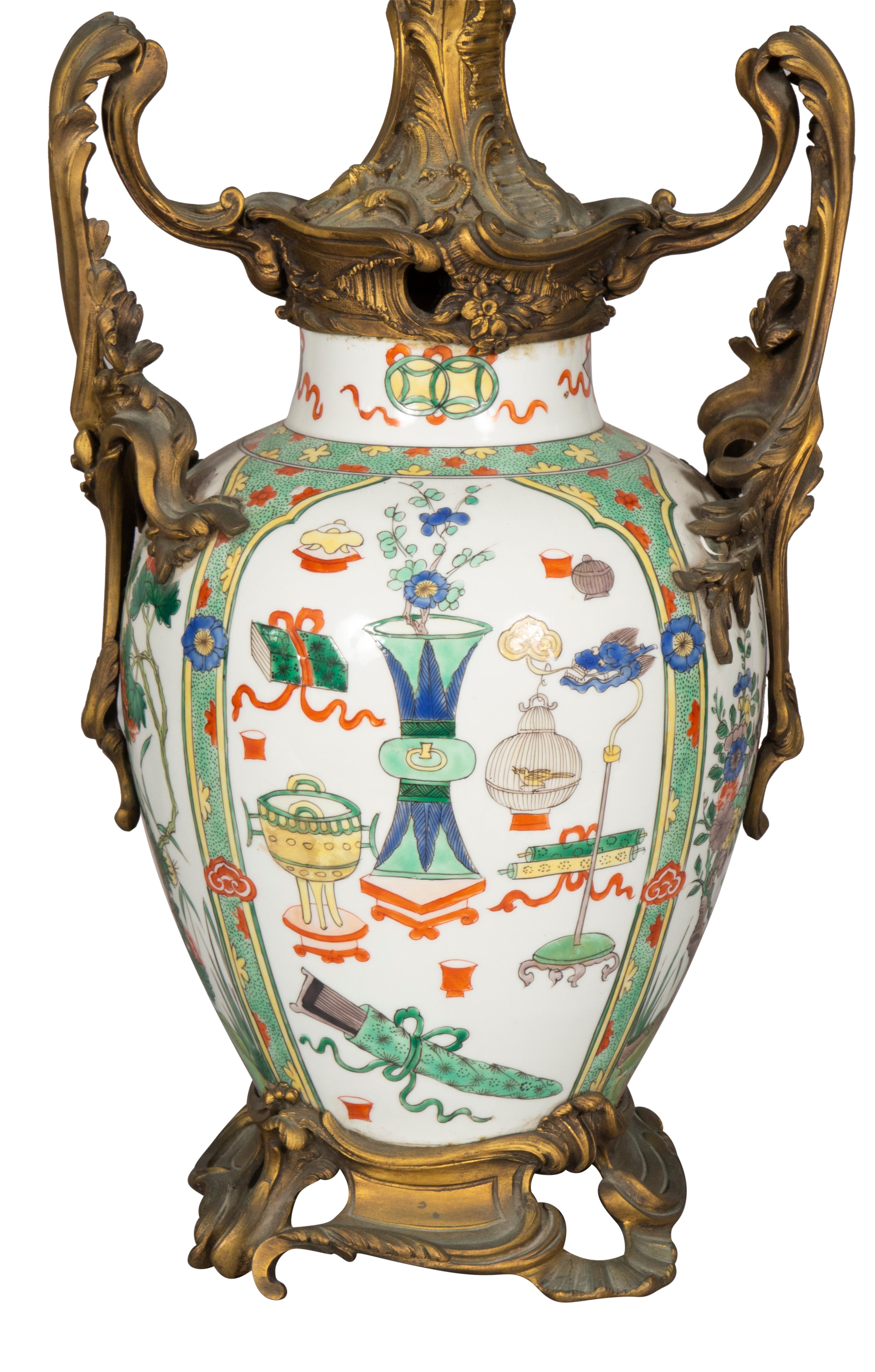Lampada da tavolo cinese in porcellana con supporti in bronzo francese in vendita 8