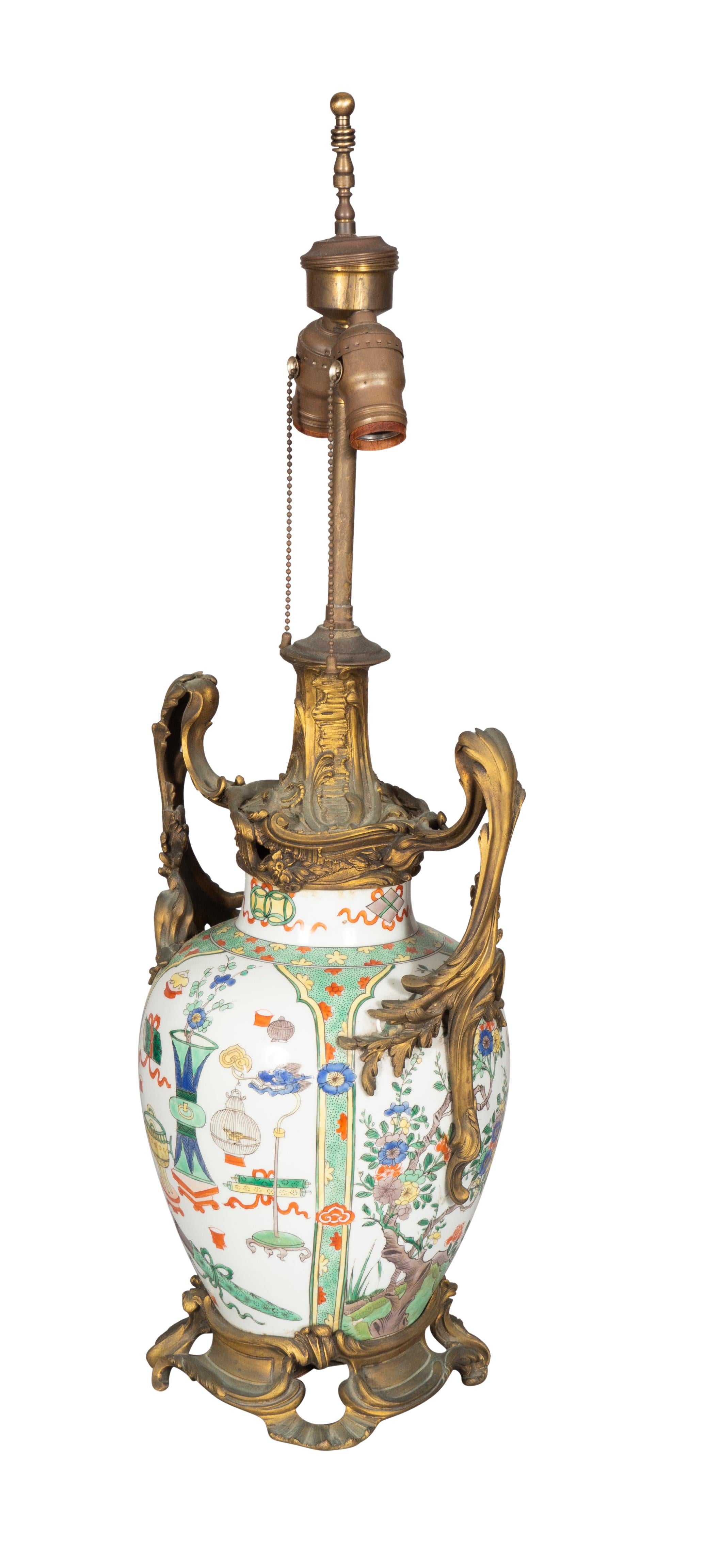 Louis XV Lampe de table en porcelaine chinoise avec montures en bronze français en vente