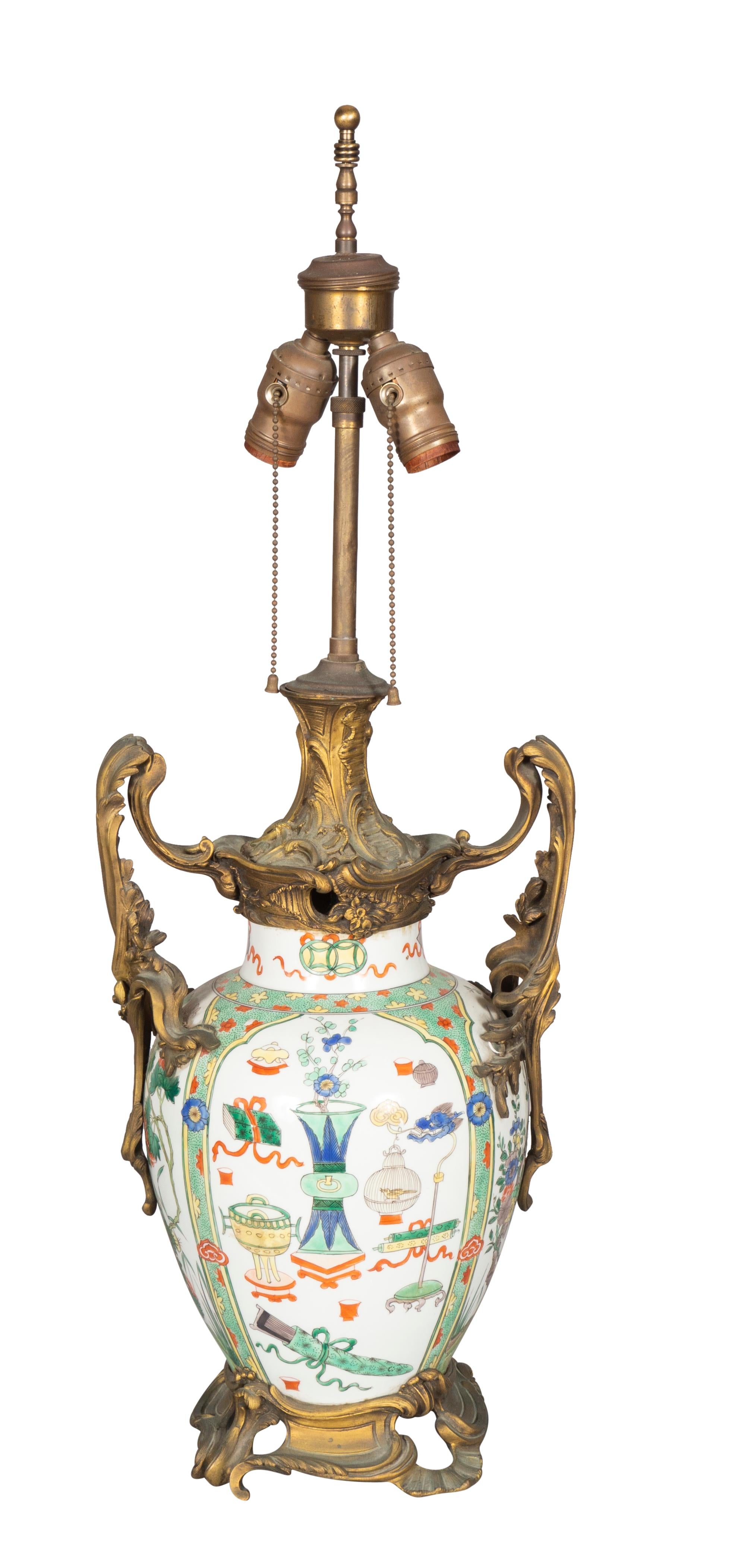 Chinois Lampe de table en porcelaine chinoise avec montures en bronze français en vente