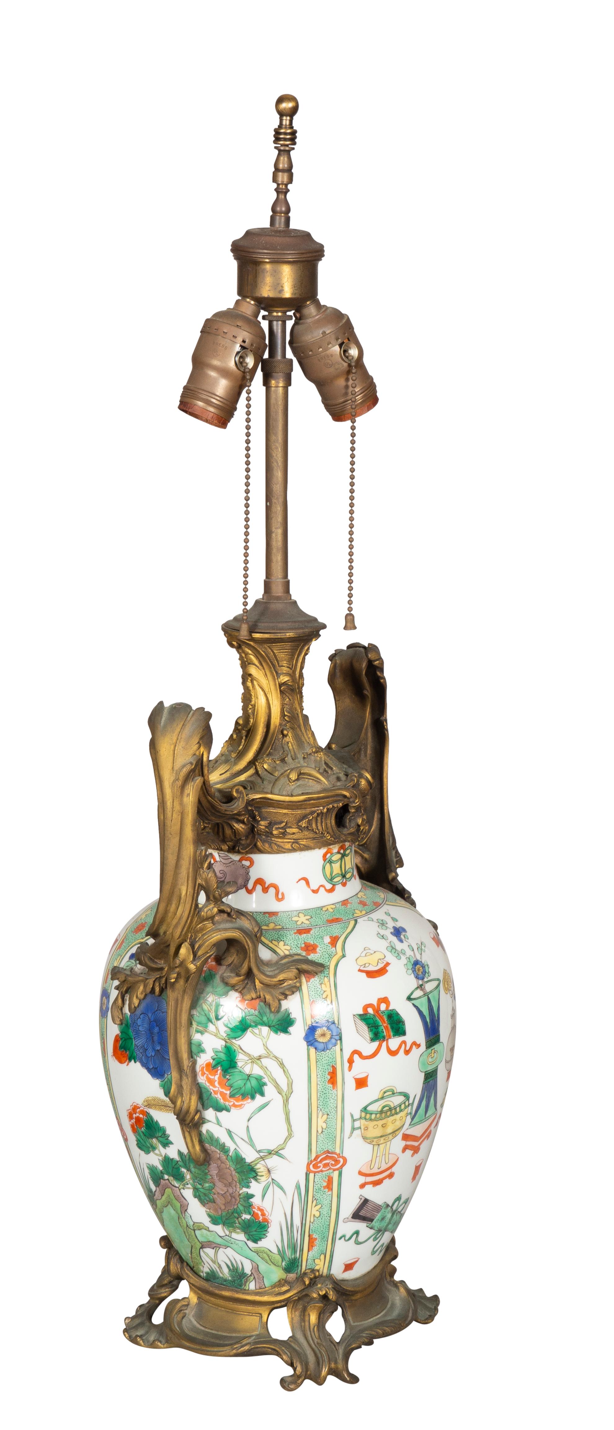 XVIII secolo Lampada da tavolo cinese in porcellana con supporti in bronzo francese in vendita