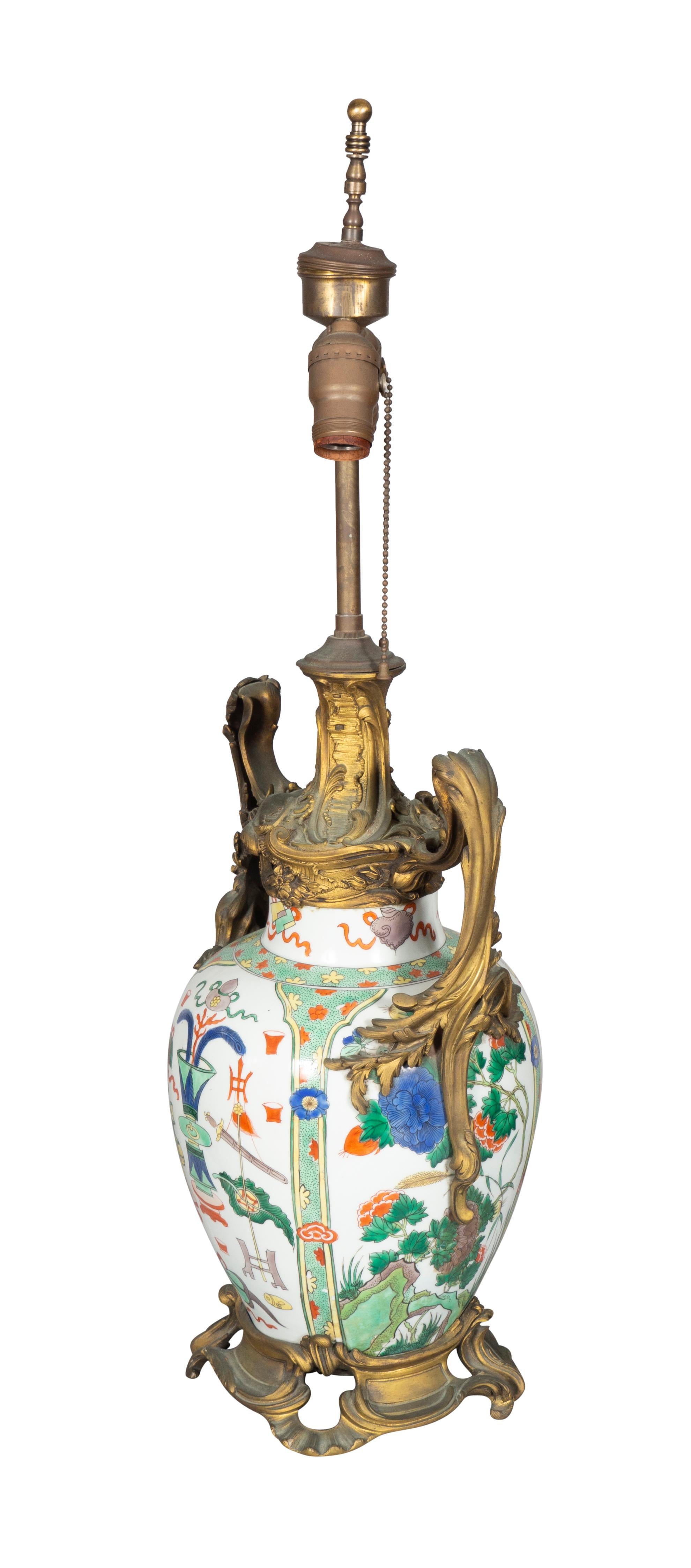 Bronzo Lampada da tavolo cinese in porcellana con supporti in bronzo francese in vendita