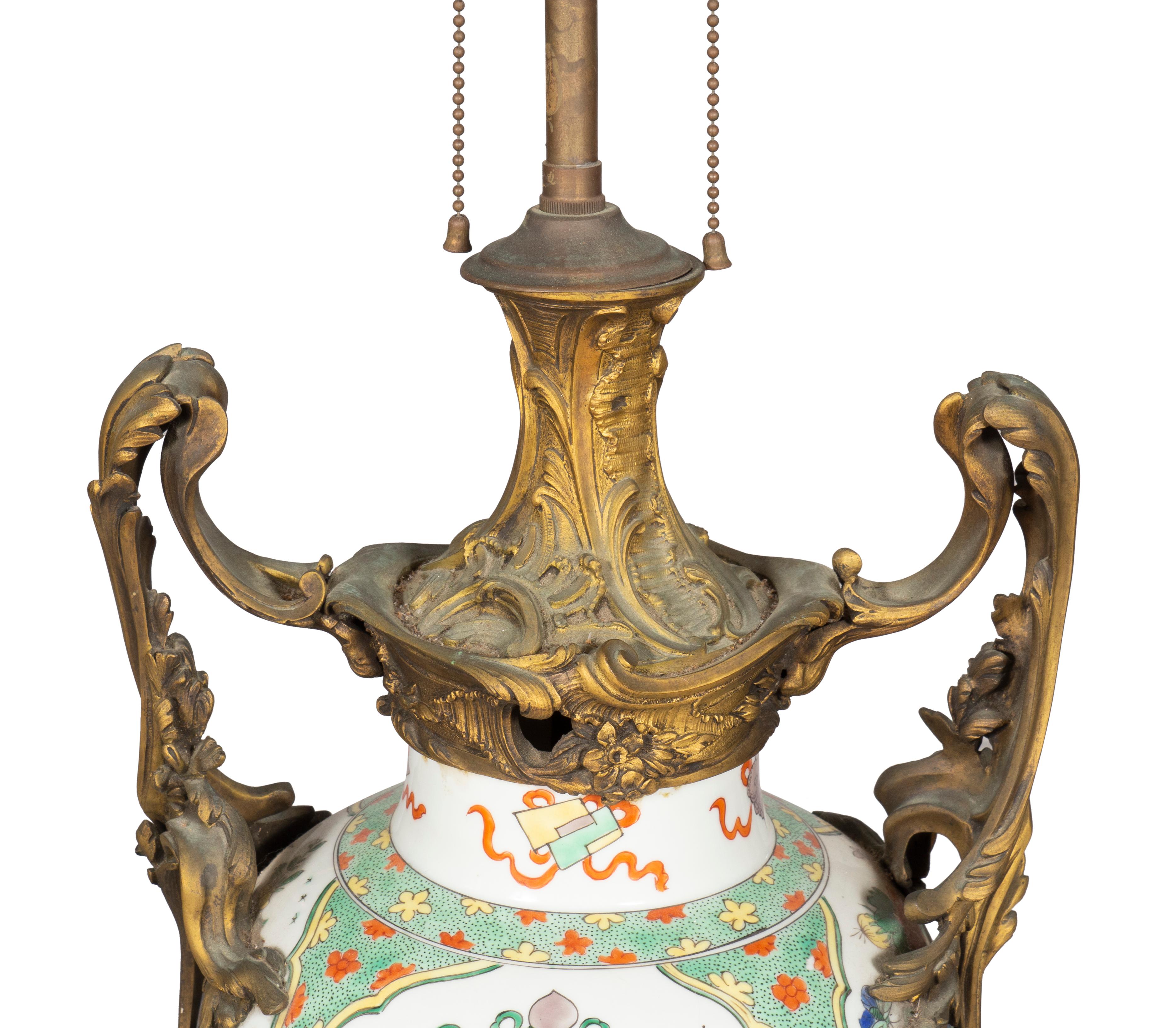 Lampada da tavolo cinese in porcellana con supporti in bronzo francese in vendita 2