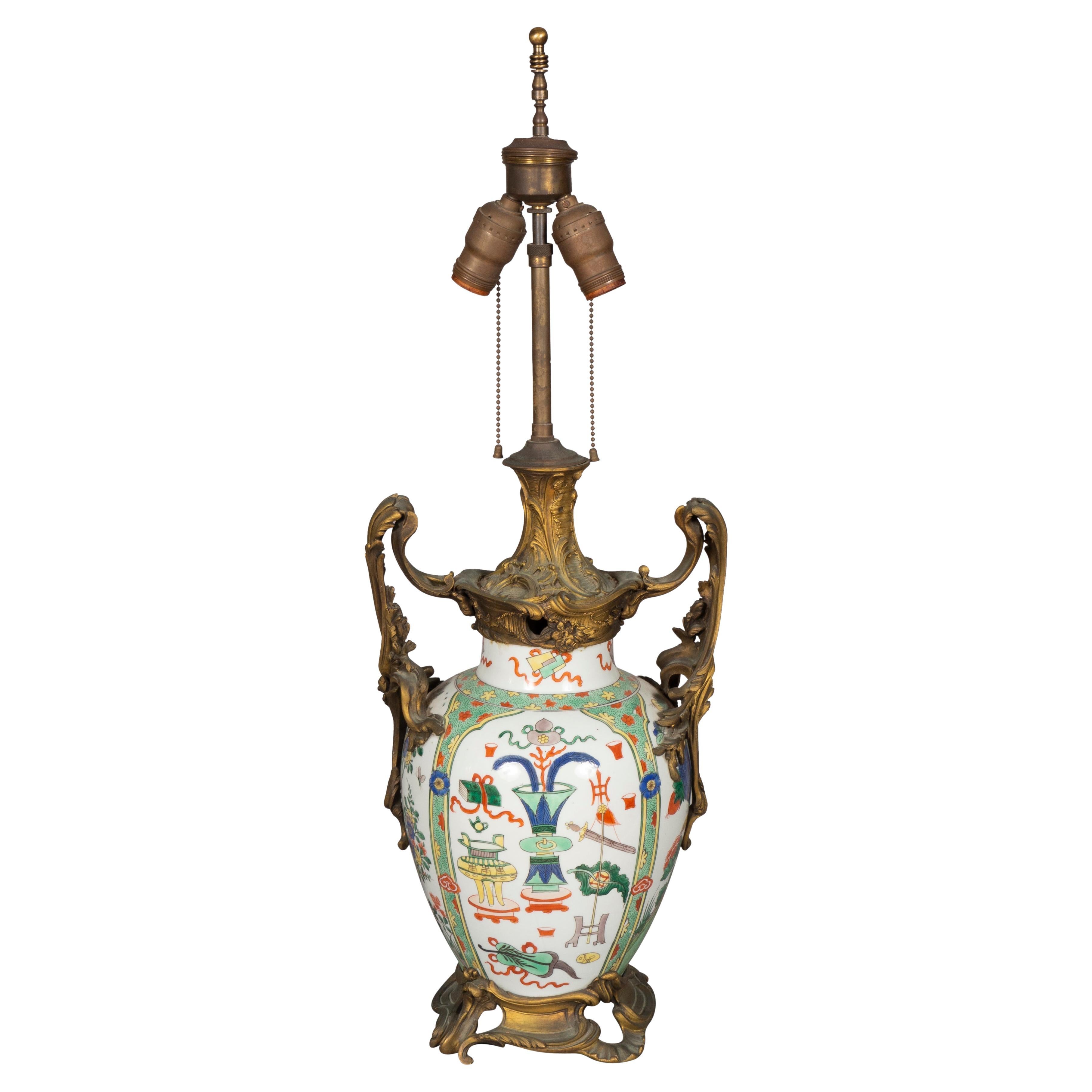 Lámpara de mesa de porcelana china con soportes de bronce francés