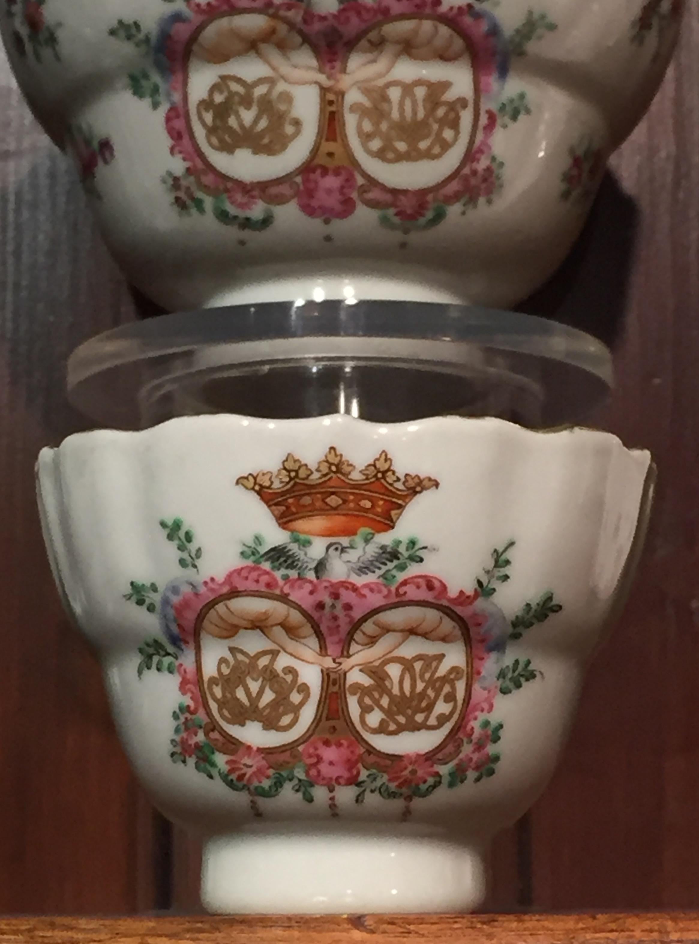 Chinese Porcelain Tableware, 18th Century, circa 1780 Tea and Coffee Service For Sale 2