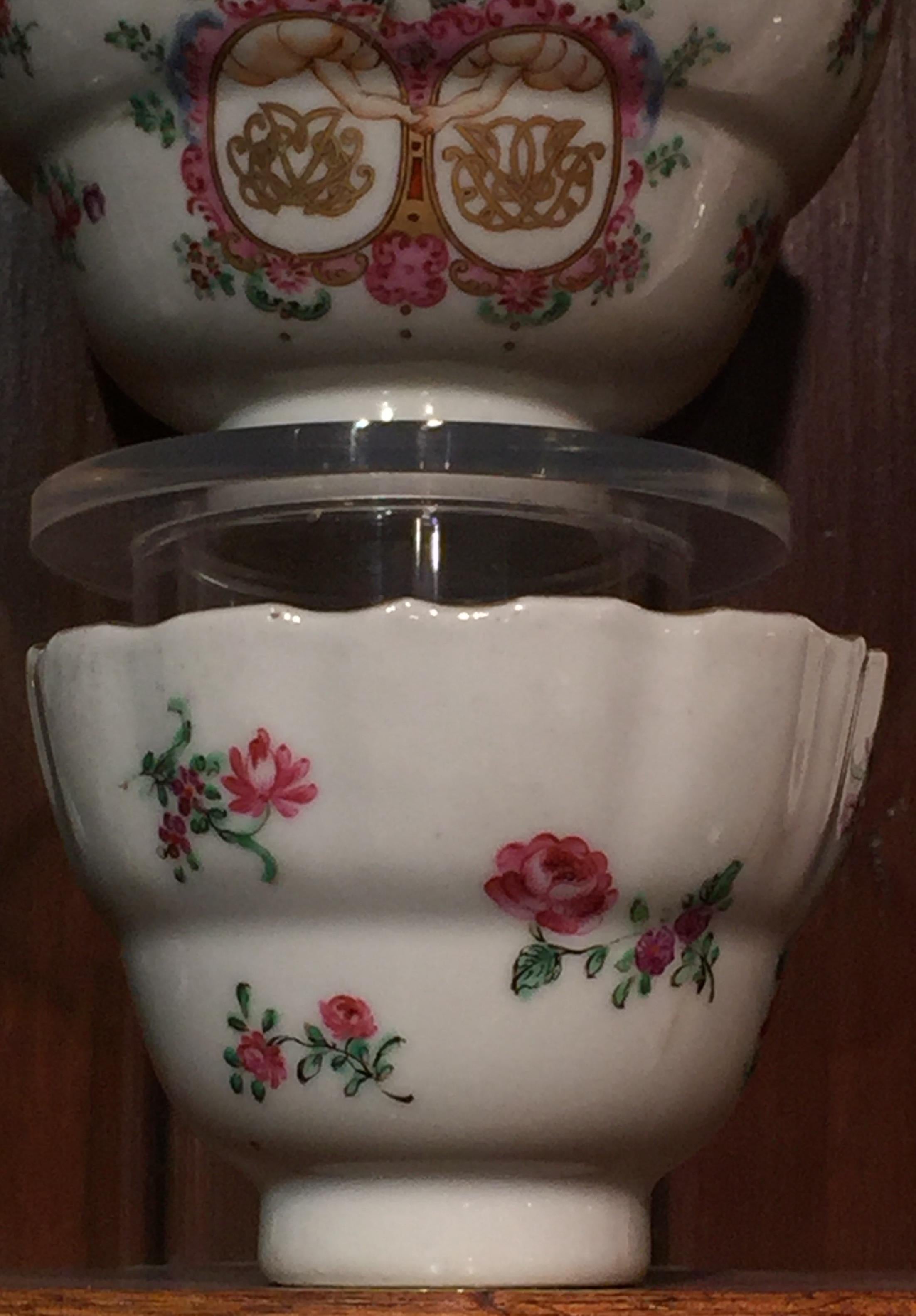 Chinese Porcelain Tableware, 18th Century, circa 1780 Tea and Coffee Service For Sale 3