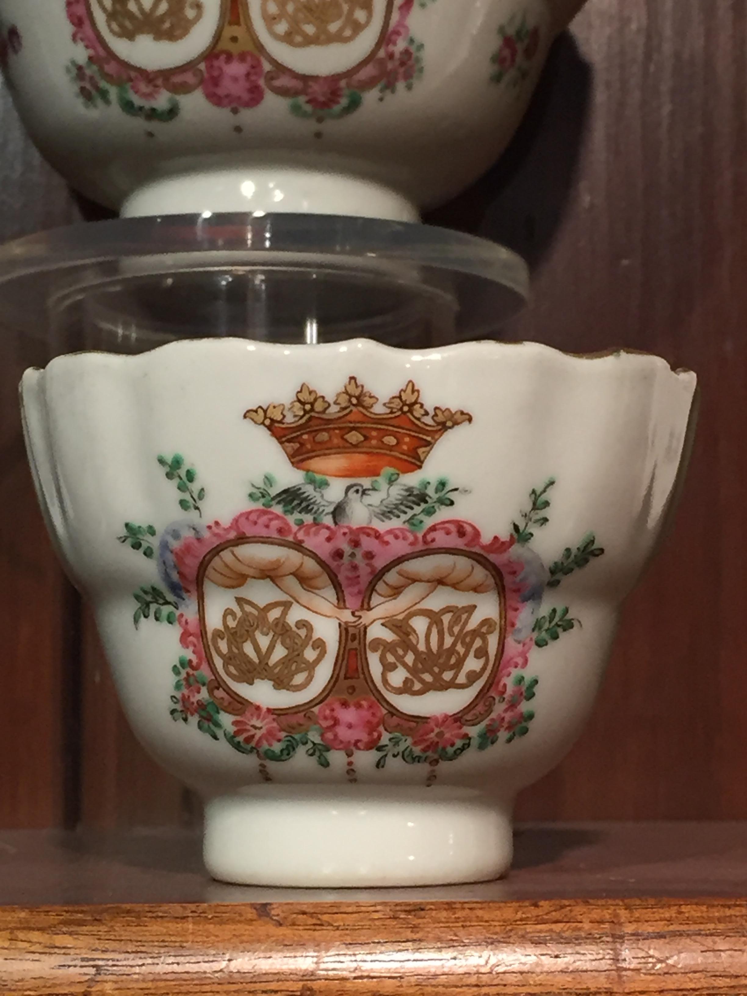Chinese Porcelain Tableware, 18th Century, circa 1780 Tea and Coffee Service For Sale 4