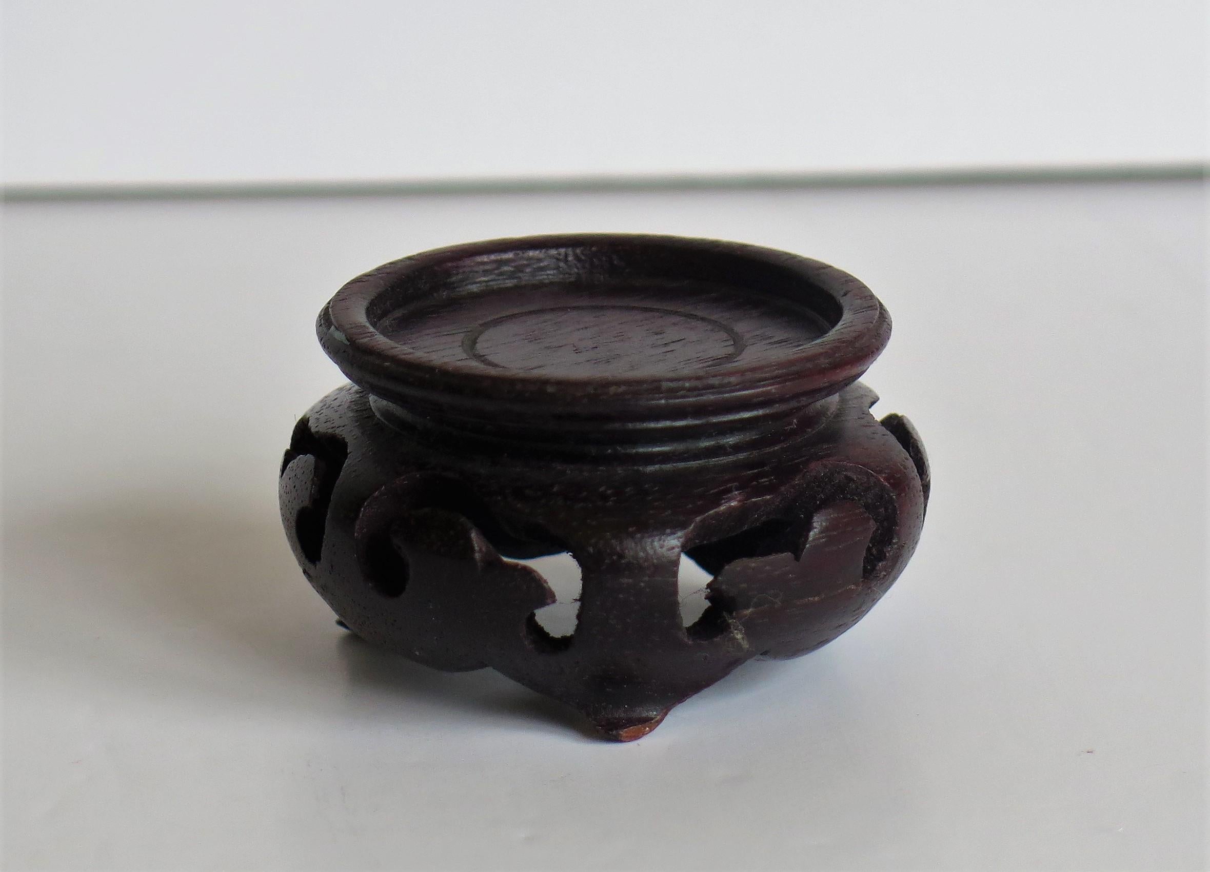 Chinese Porcelain Tea Bowl and Stand Long Eliza figures Qing Qianlong circa 1750 11