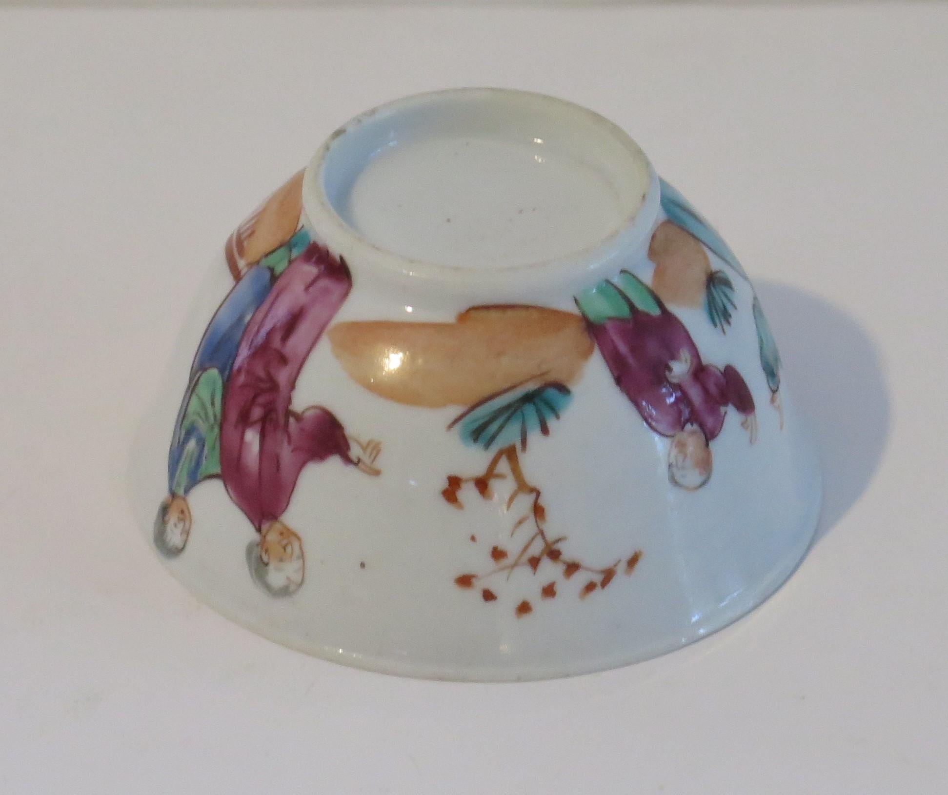 Chinese Porcelain Tea Bowl Hand Painted Famille Rose Qing Qianlong, circa 1760 For Sale 5