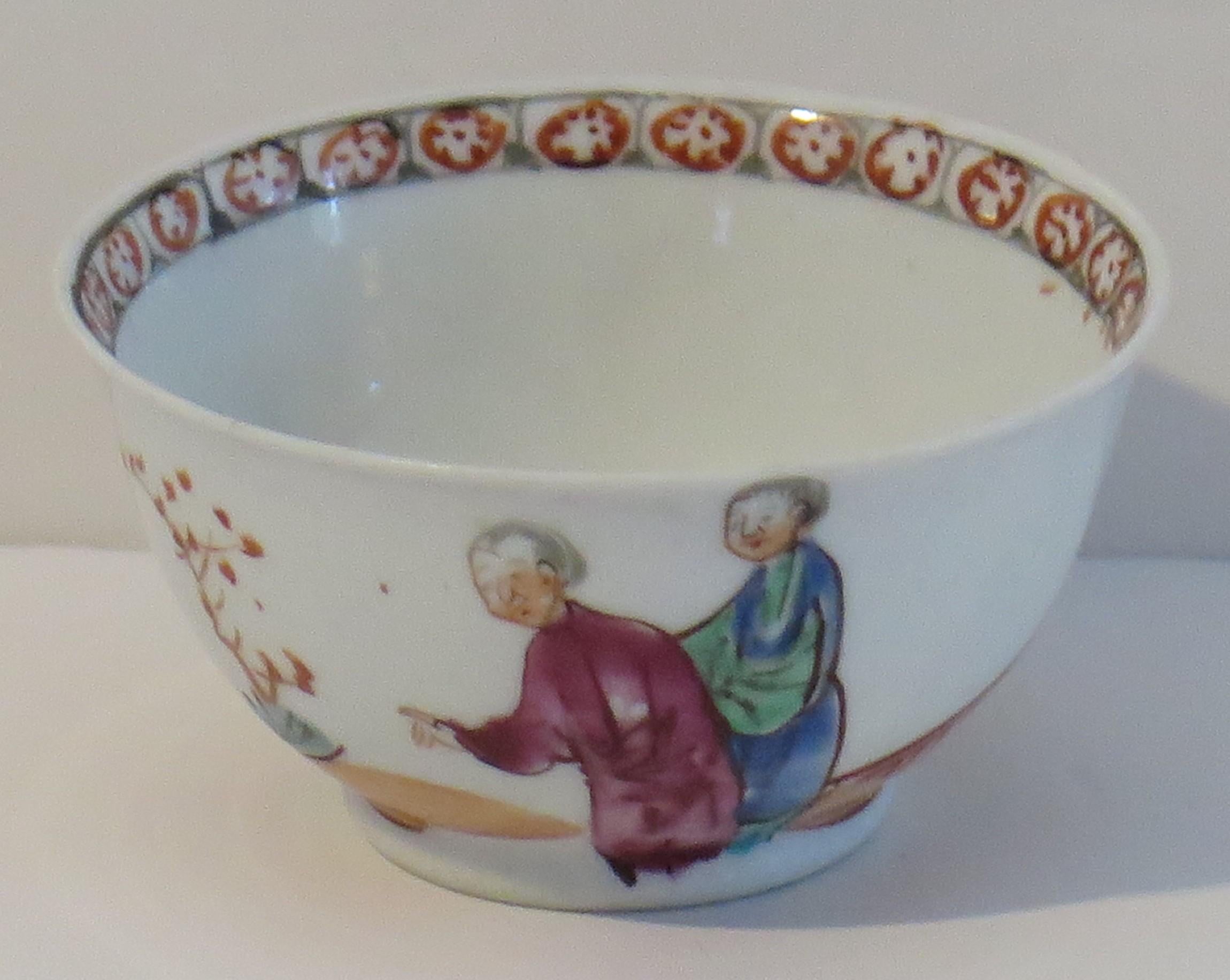 Chinesisches Porzellan Teeschale Hand gemalt Famille Rose Qing Qianlong, ca. 1760 (18. Jahrhundert) im Angebot