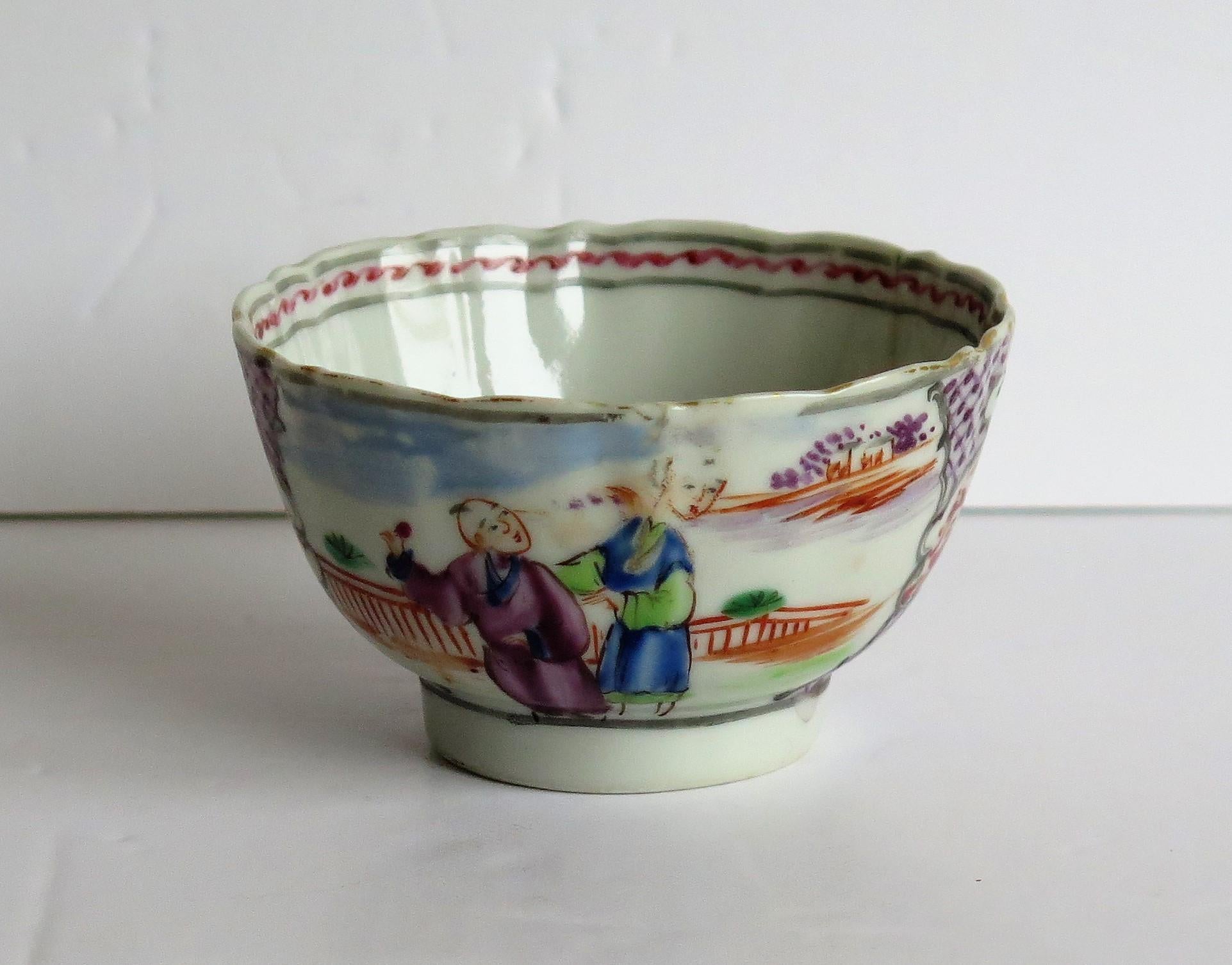 Chinese Porcelain Tea Bowl Hand Painted Famille Rose, Qing Qianlong, circa 1760 In Good Condition In Lincoln, Lincolnshire