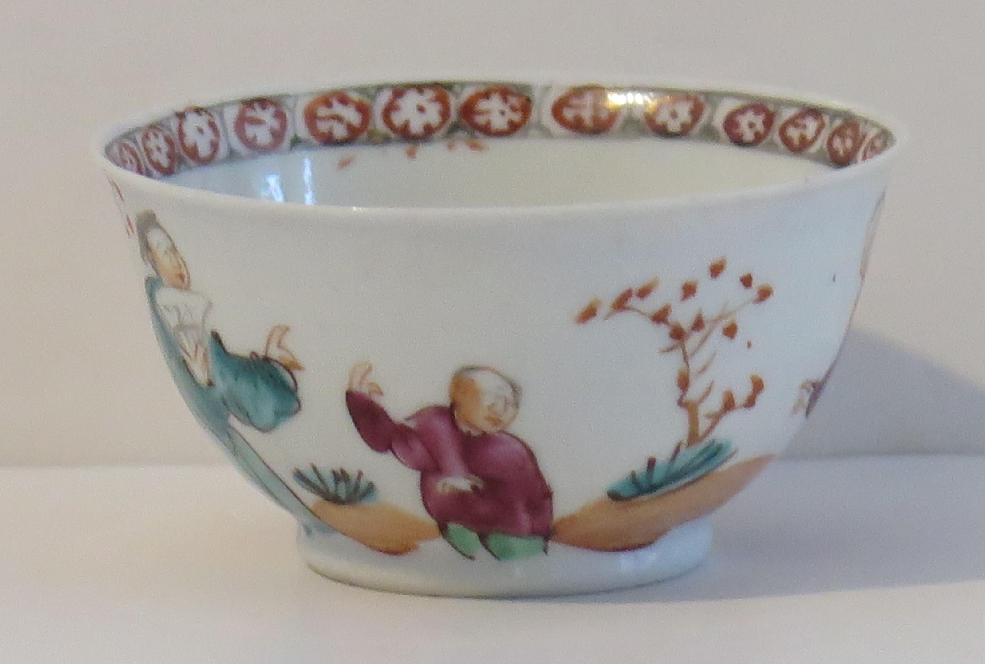 Chinese Porcelain Tea Bowl Hand Painted Famille Rose Qing Qianlong, circa 1760 For Sale 3