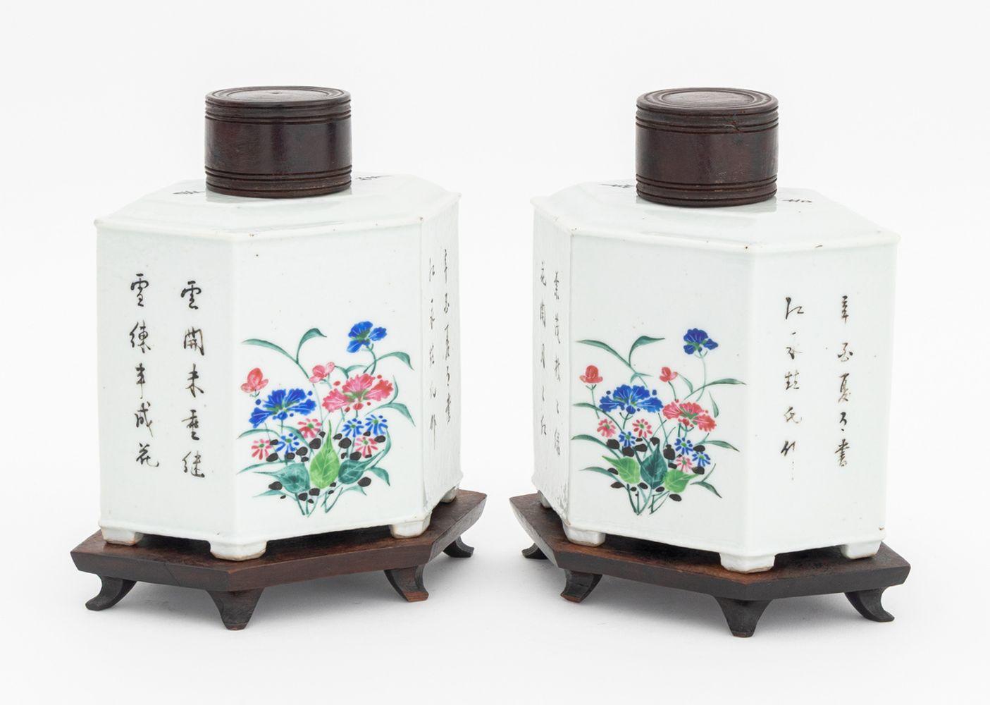 Paire de boîtes à thé en porcelaine chinoise, XIXe siècle, de forme hexagonale avec couvercles en bois sculpté, bouquet floral peint et caractères chinois sur six pieds, avec bases hexagonales en bois sculpté. En tout : 7