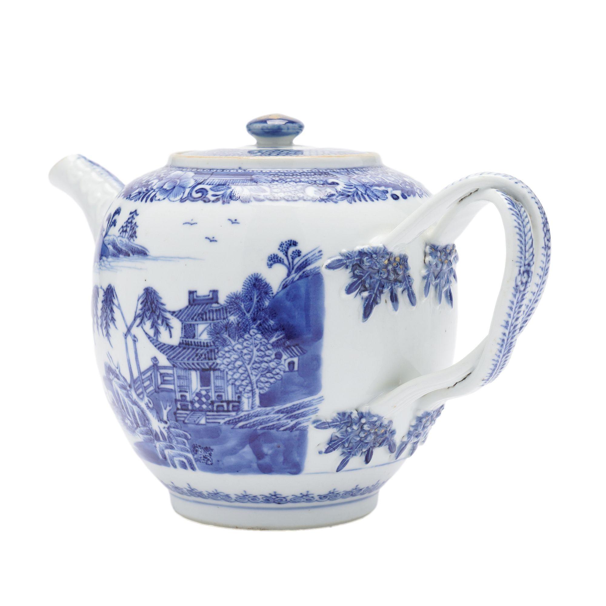 Chinese porcelain tea pot with lid & strap handle, c. 1760-80 For Sale 5