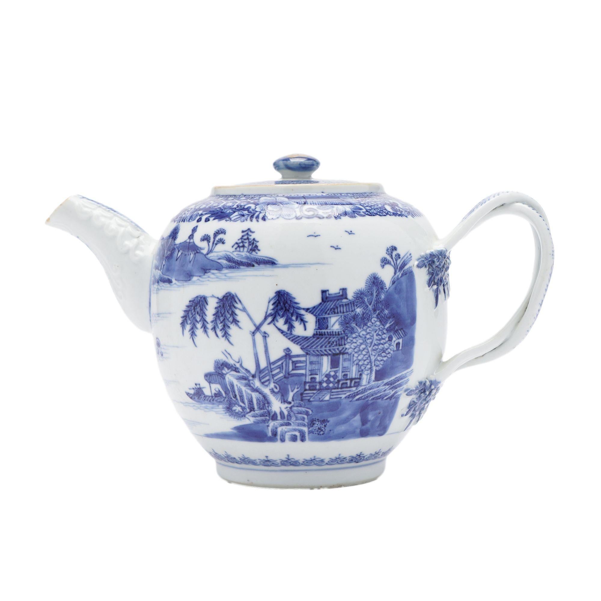 Chinese porcelain tea pot with lid & strap handle, c. 1760-80 In Good Condition For Sale In Kenilworth, IL