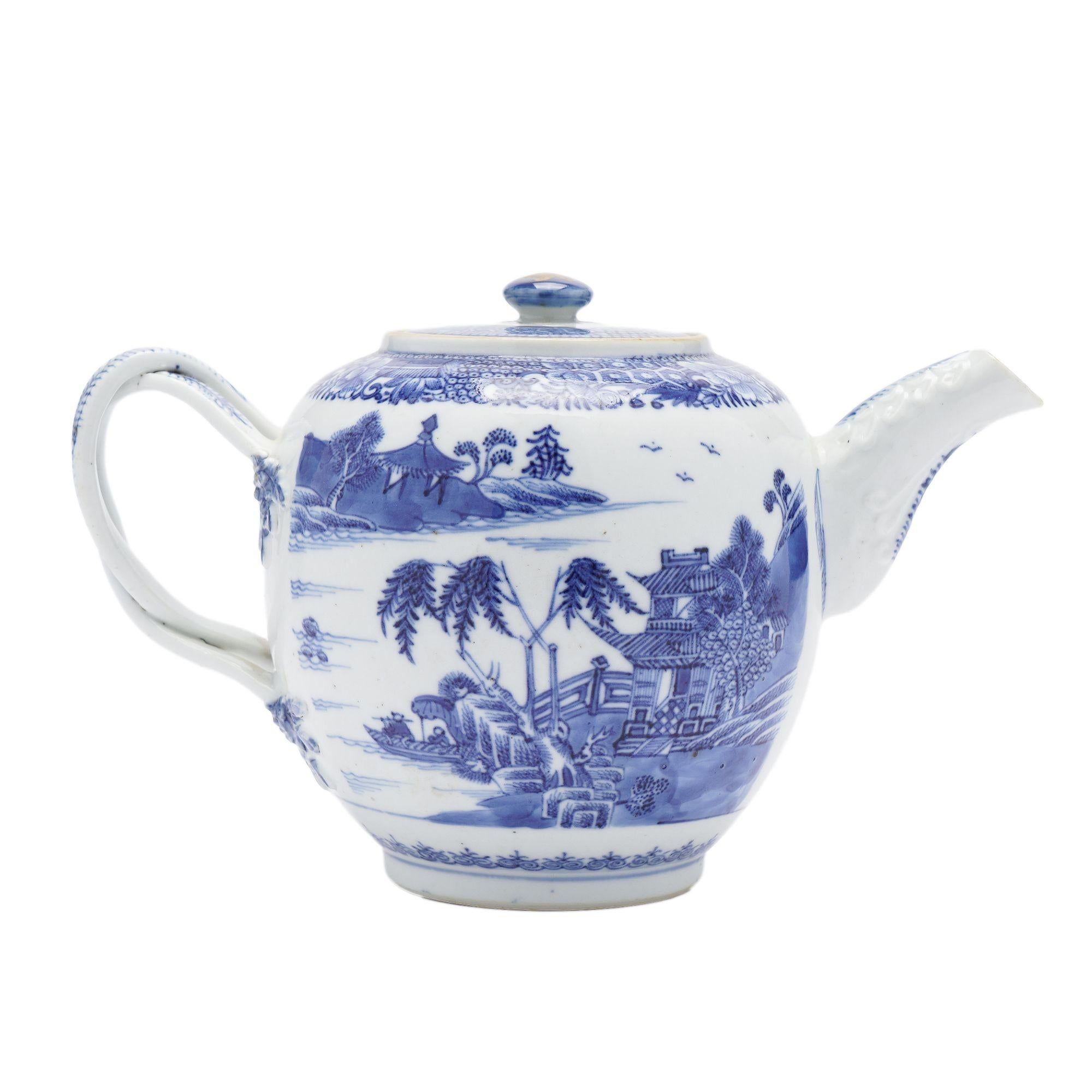 Chinese porcelain tea pot with lid & strap handle, c. 1760-80 For Sale 2