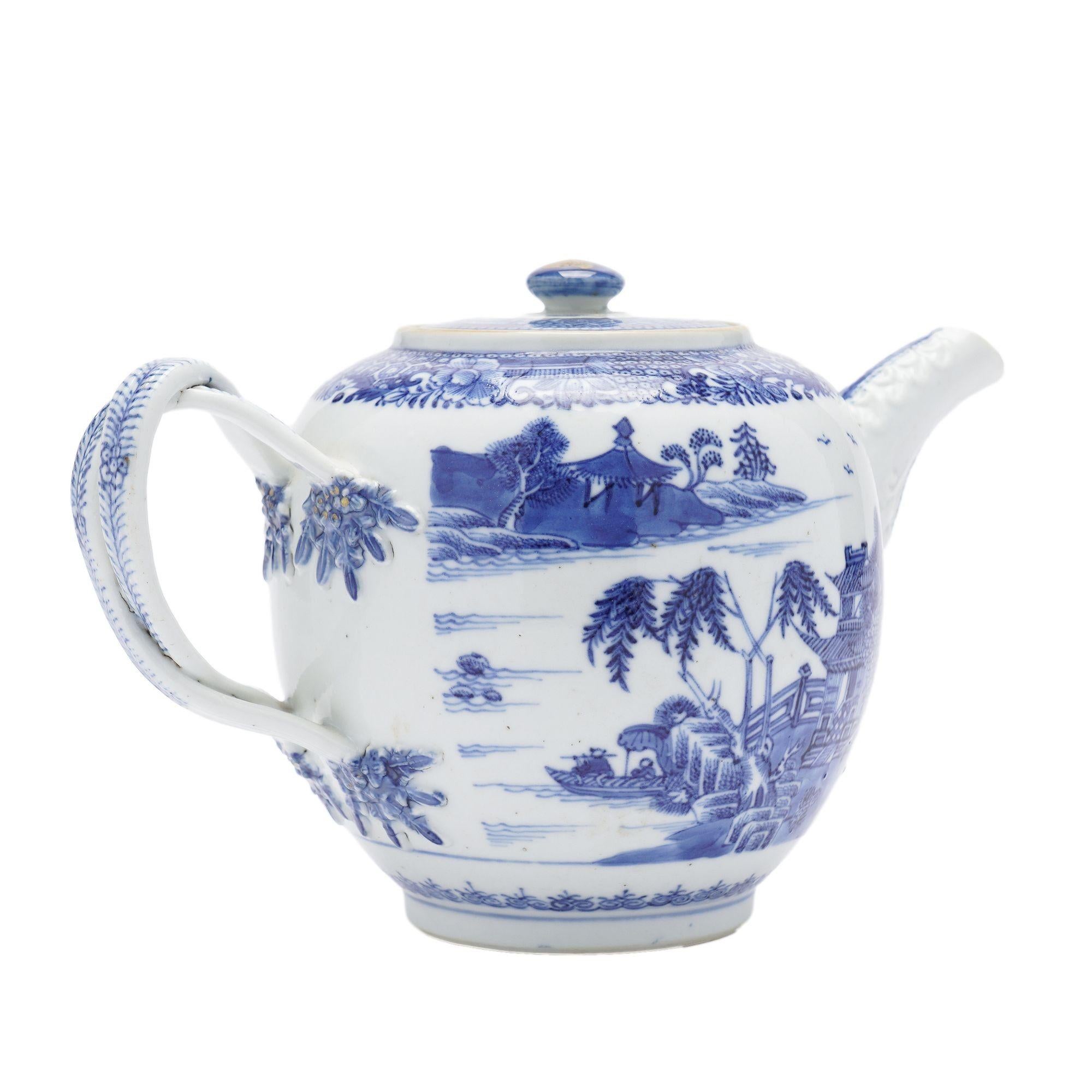 Chinese porcelain tea pot with lid & strap handle, c. 1760-80 For Sale 3
