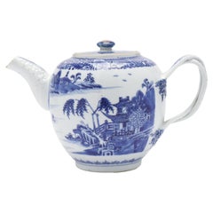 Teiera cinese in porcellana con coperchio e manico a strappo, 1760-80 ca.