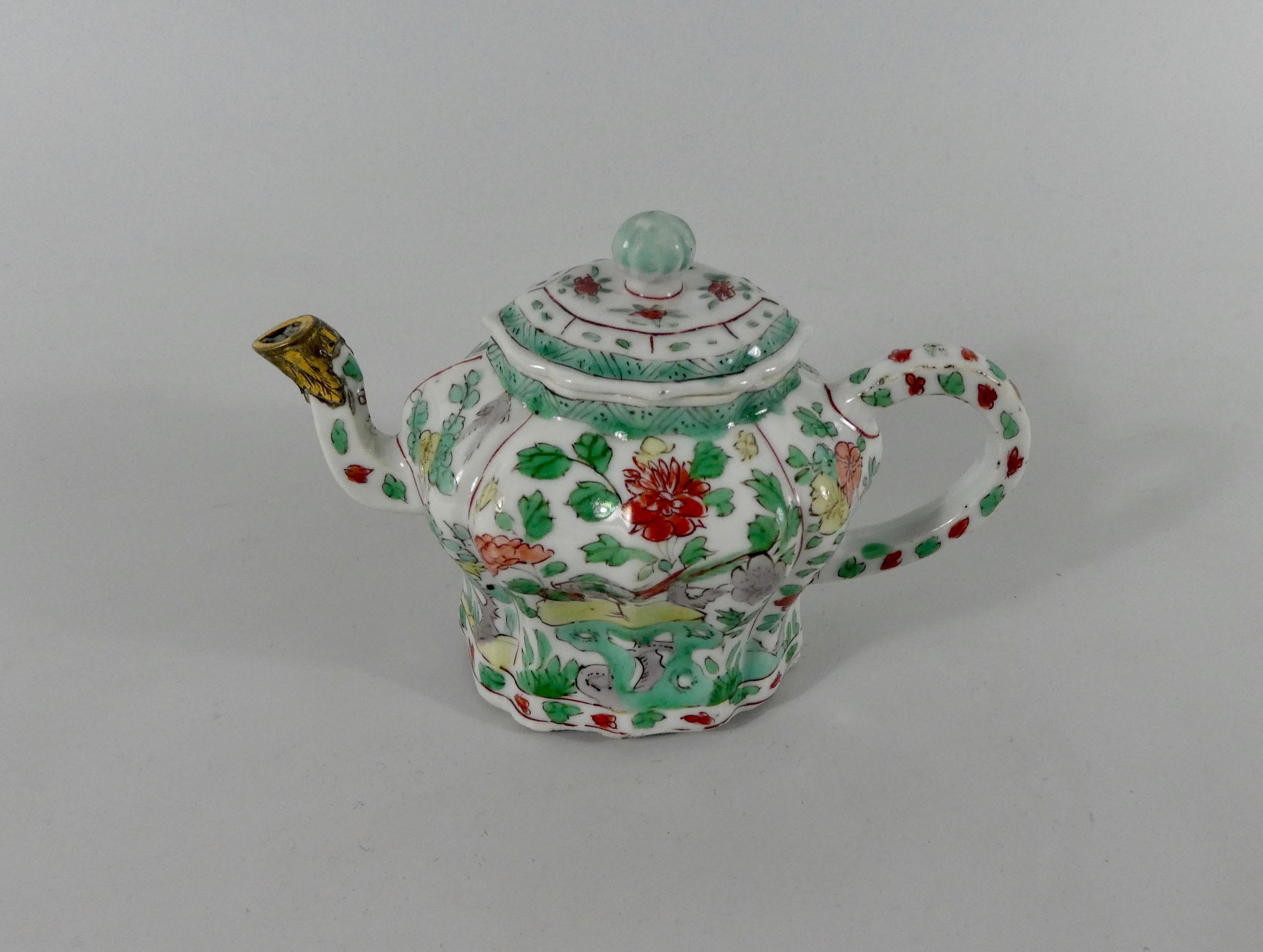 Chinesische Porzellan-Teekanne mit Deckel:: um 1700:: Kangxi-Periode. Die geformte Teekanne ist mit Famille-Verte-Emaille bemalt und zeigt einen exotischen Vogel auf einem Felsen inmitten blühender Pflanzen. Die Rückseite mit Enten unter