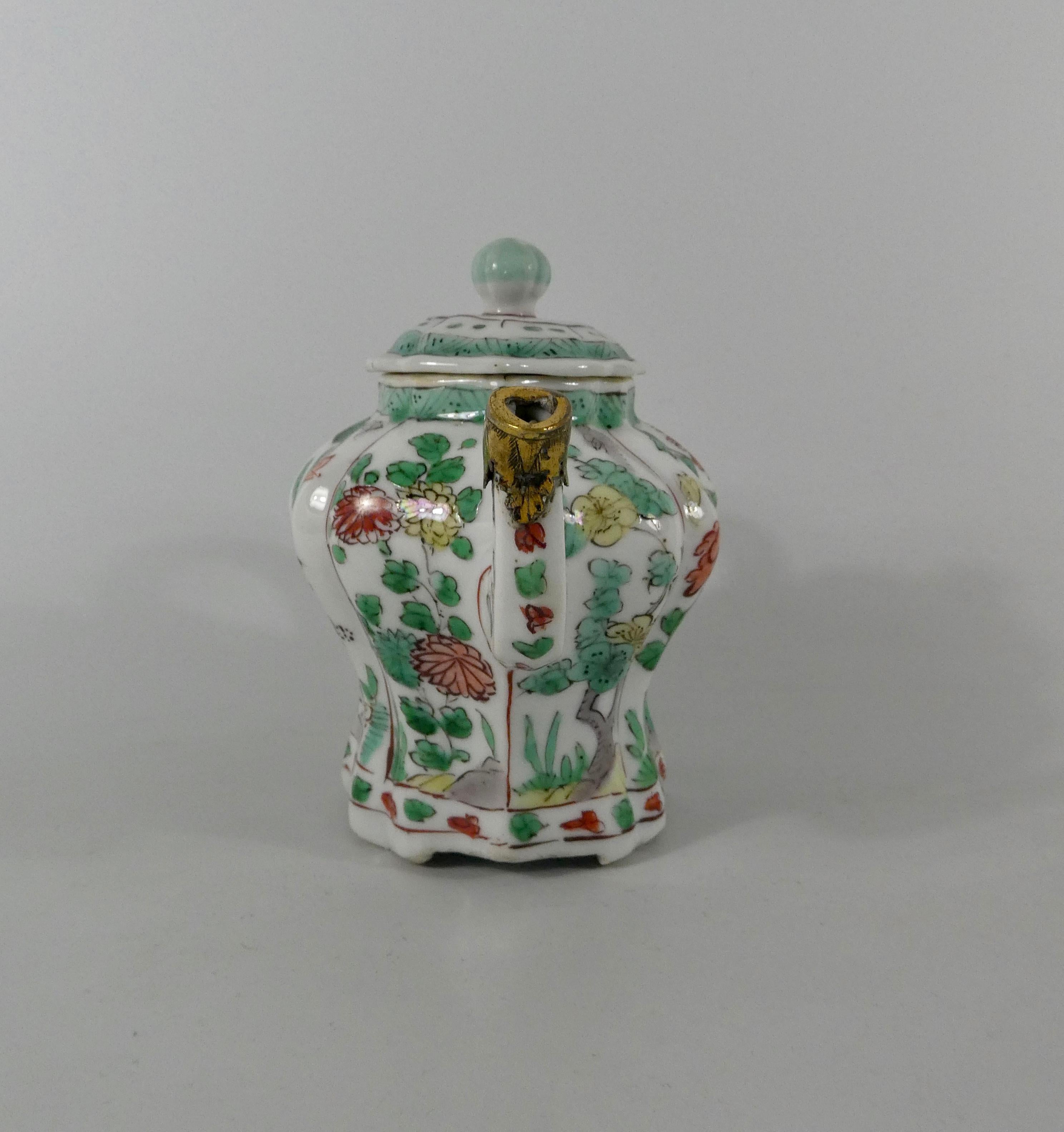 Chinesisches Porzellan Teekanne & Deckel:: Famille Verte:: um 1700:: Kangxi-Periode im Zustand „Gut“ in Gargrave, North Yorkshire