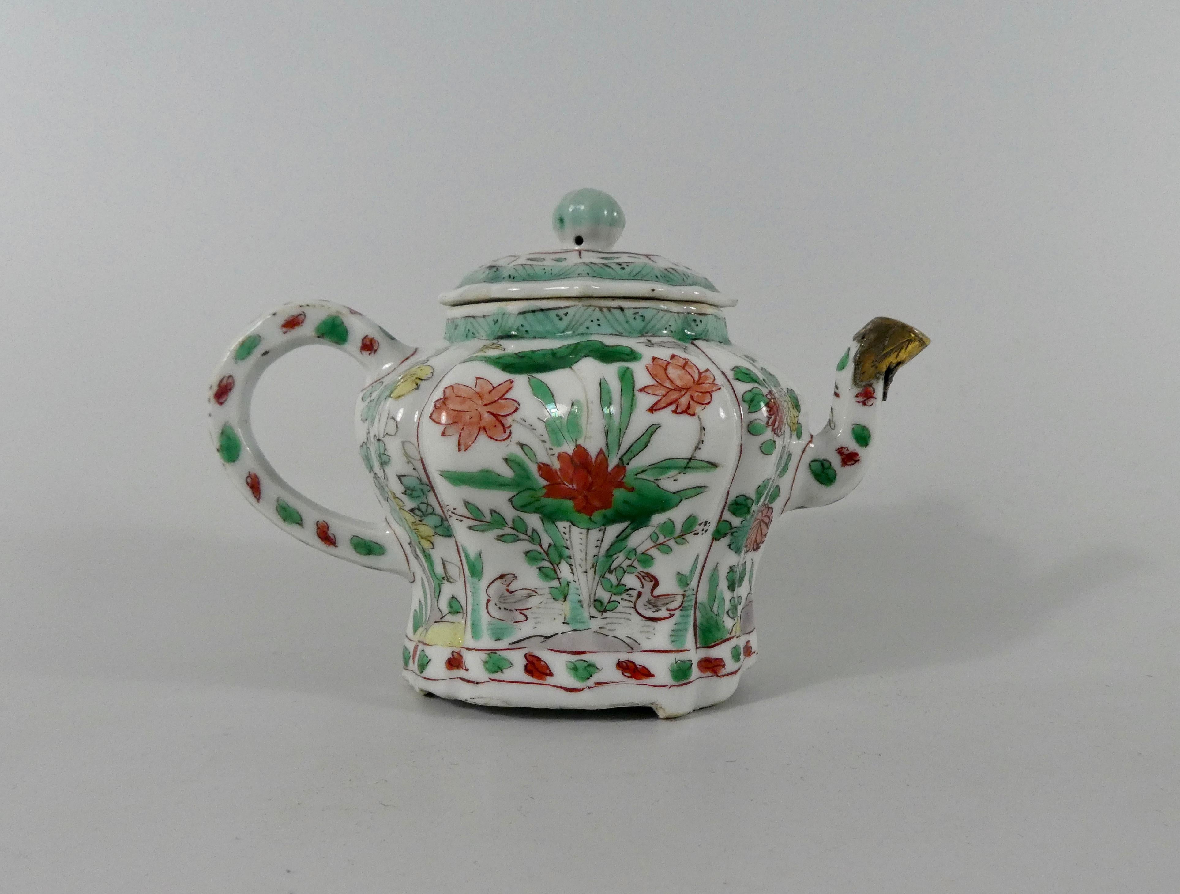 Chinesisches Porzellan Teekanne & Deckel:: Famille Verte:: um 1700:: Kangxi-Periode (Frühes 18. Jahrhundert)