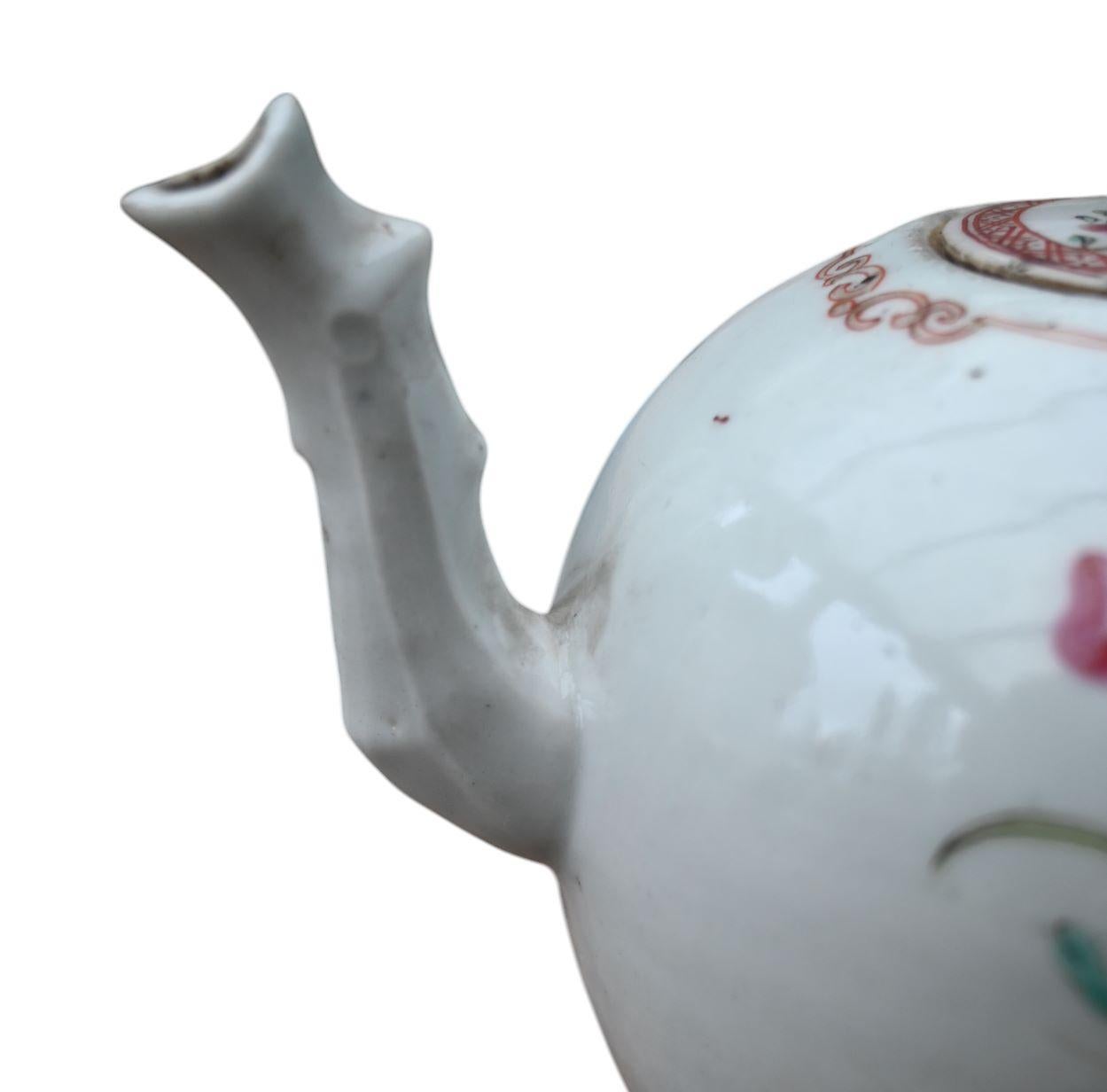 Chinese Porcelain Teapot , Famille Rose, 18th Century, Qianlong period In Good Condition For Sale In Bilzen, BE