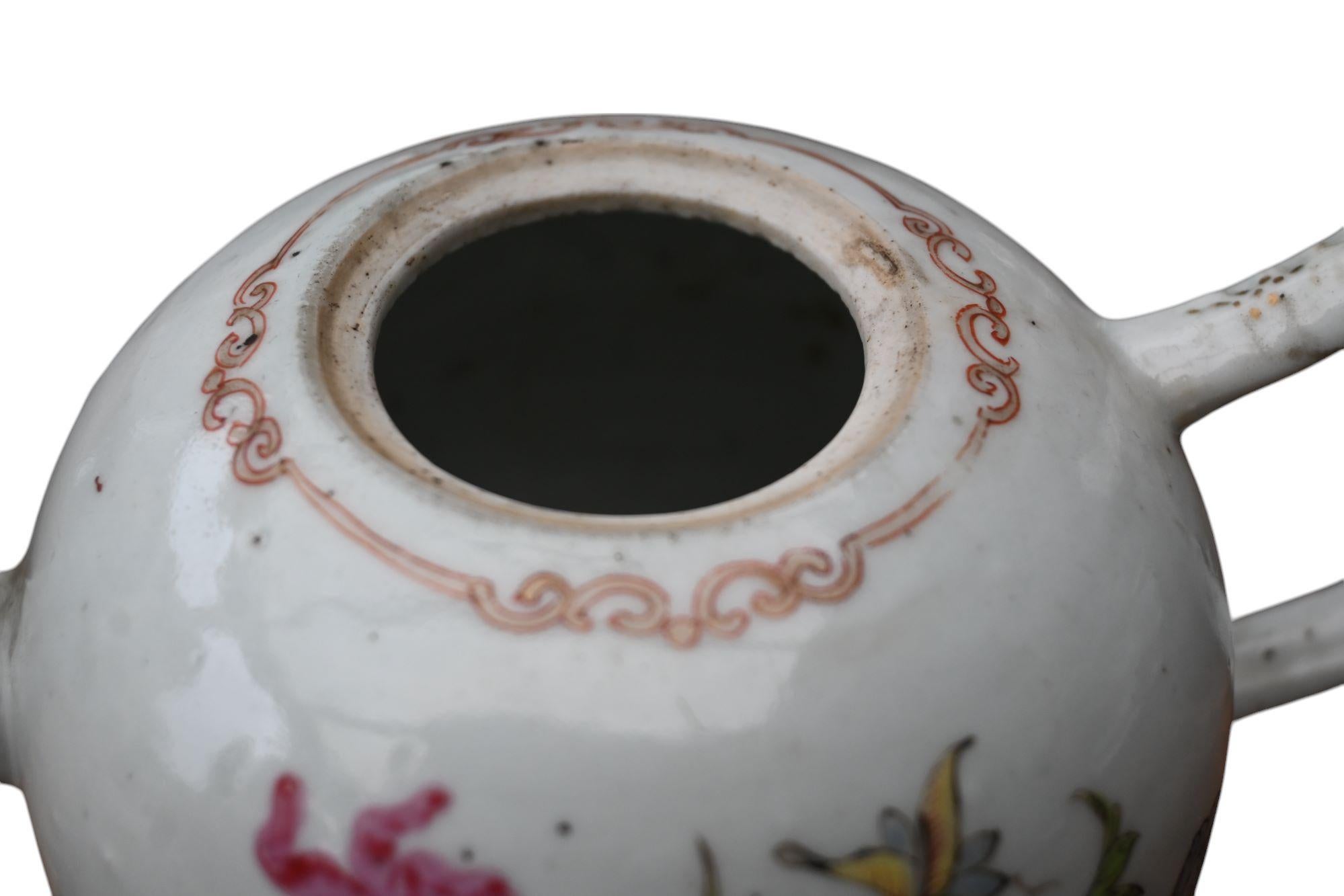 Chinese Porcelain Teapot , Famille Rose, 18th Century, Qianlong period For Sale 1