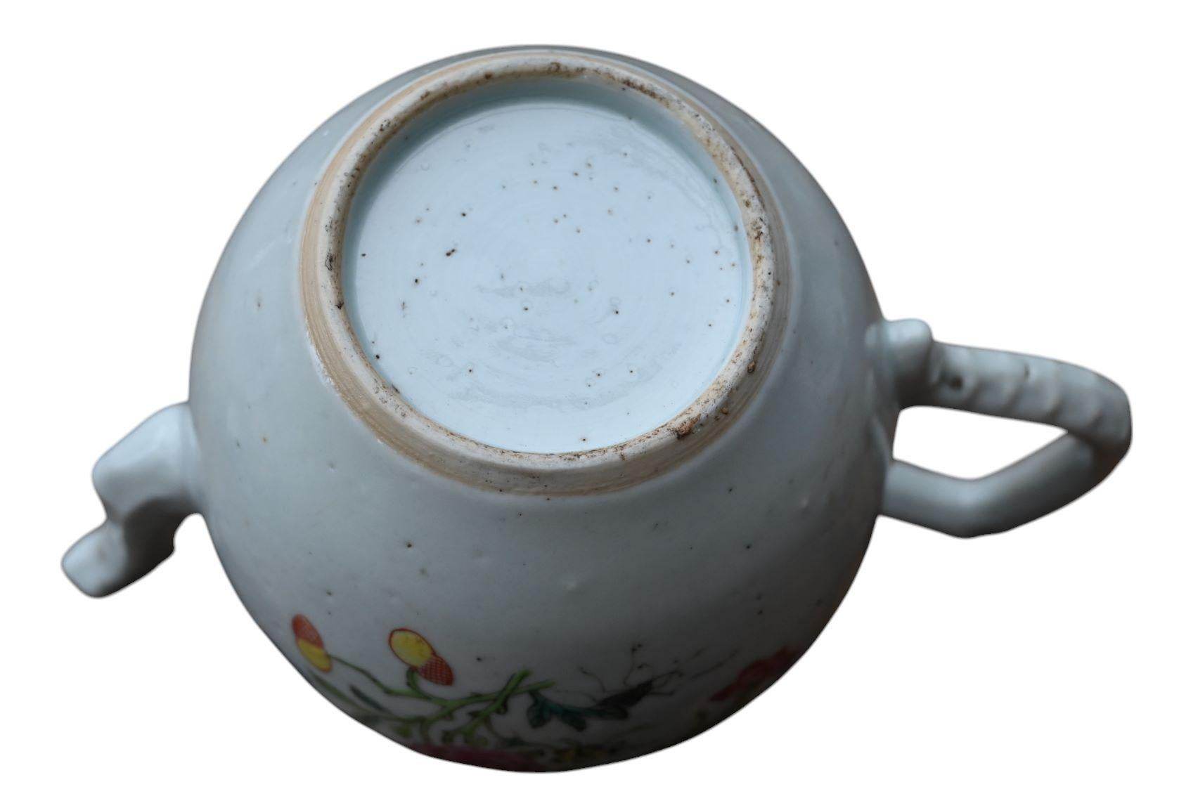 Chinese Porcelain Teapot , Famille Rose, 18th Century, Qianlong period For Sale 3