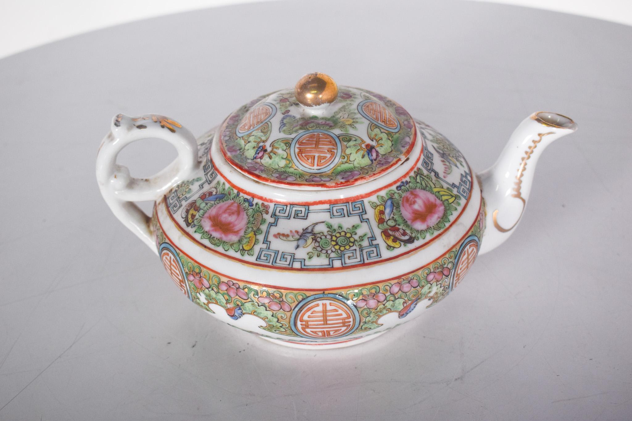 Chinese Porcelain Teapot Polychrome Decoration In Fair Condition For Sale In Lisboa, Lisboa