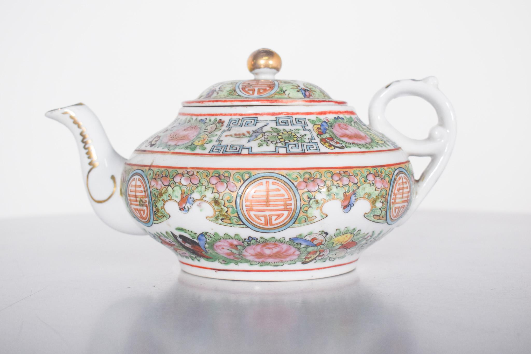 20th Century Chinese Porcelain Teapot Polychrome Decoration For Sale