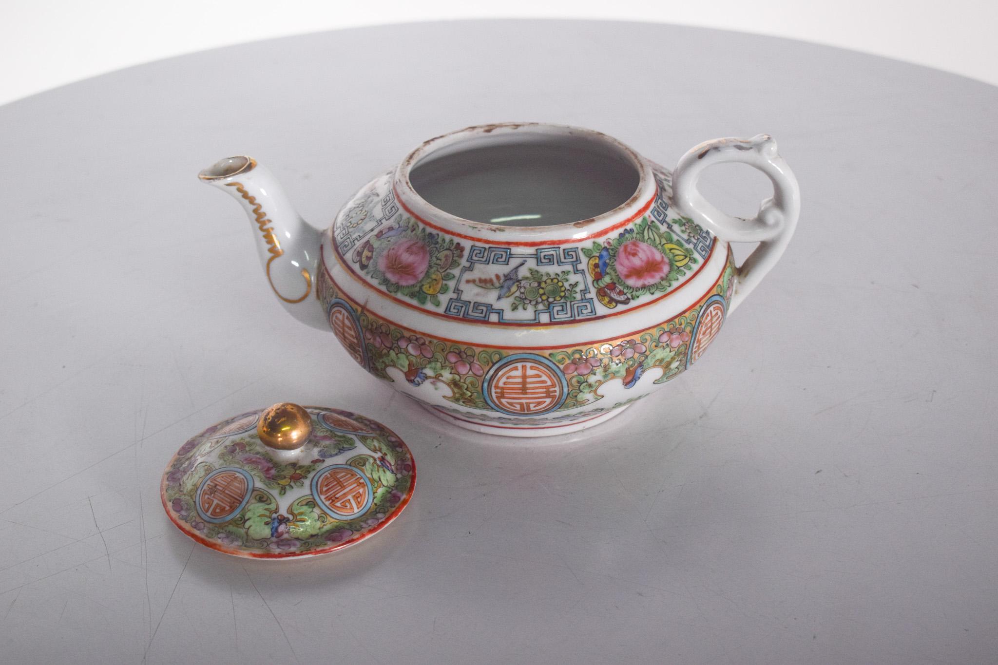 Chinese Porcelain Teapot Polychrome Decoration For Sale 1
