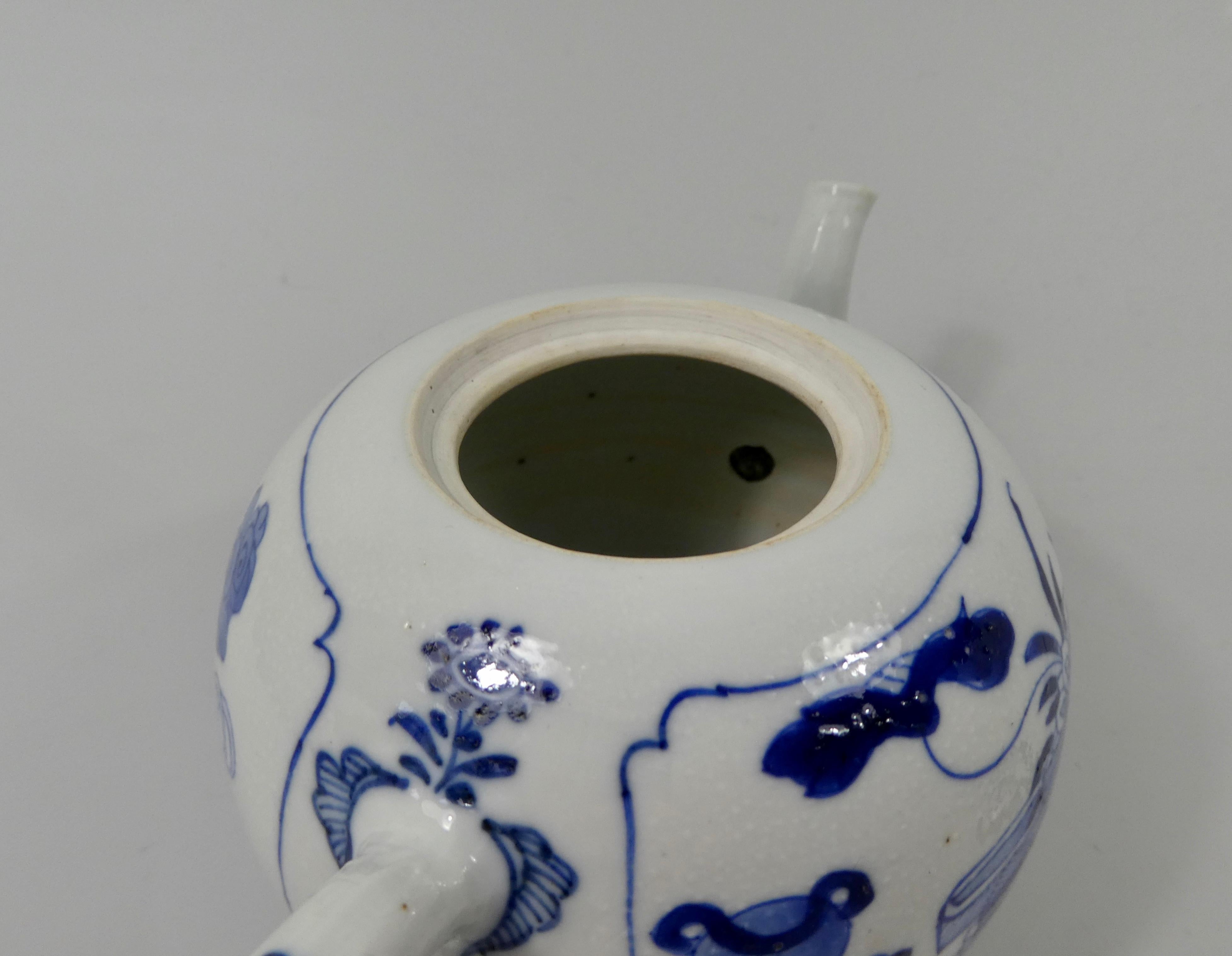Chinese Porcelain Teapot, Precious Objects, Kangxi Period, circa 1700 5