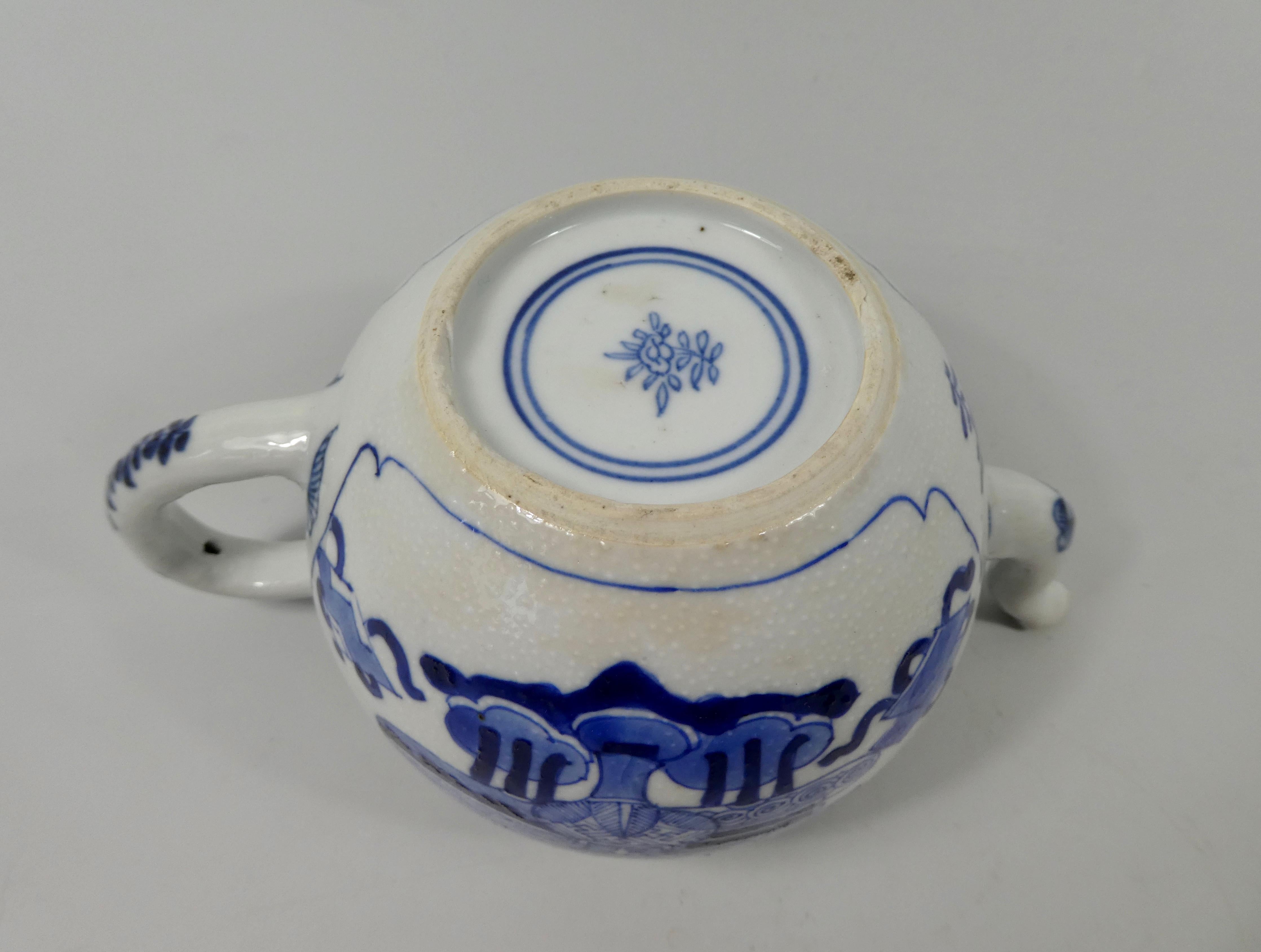 Chinese Porcelain Teapot, Precious Objects, Kangxi Period, circa 1700 6