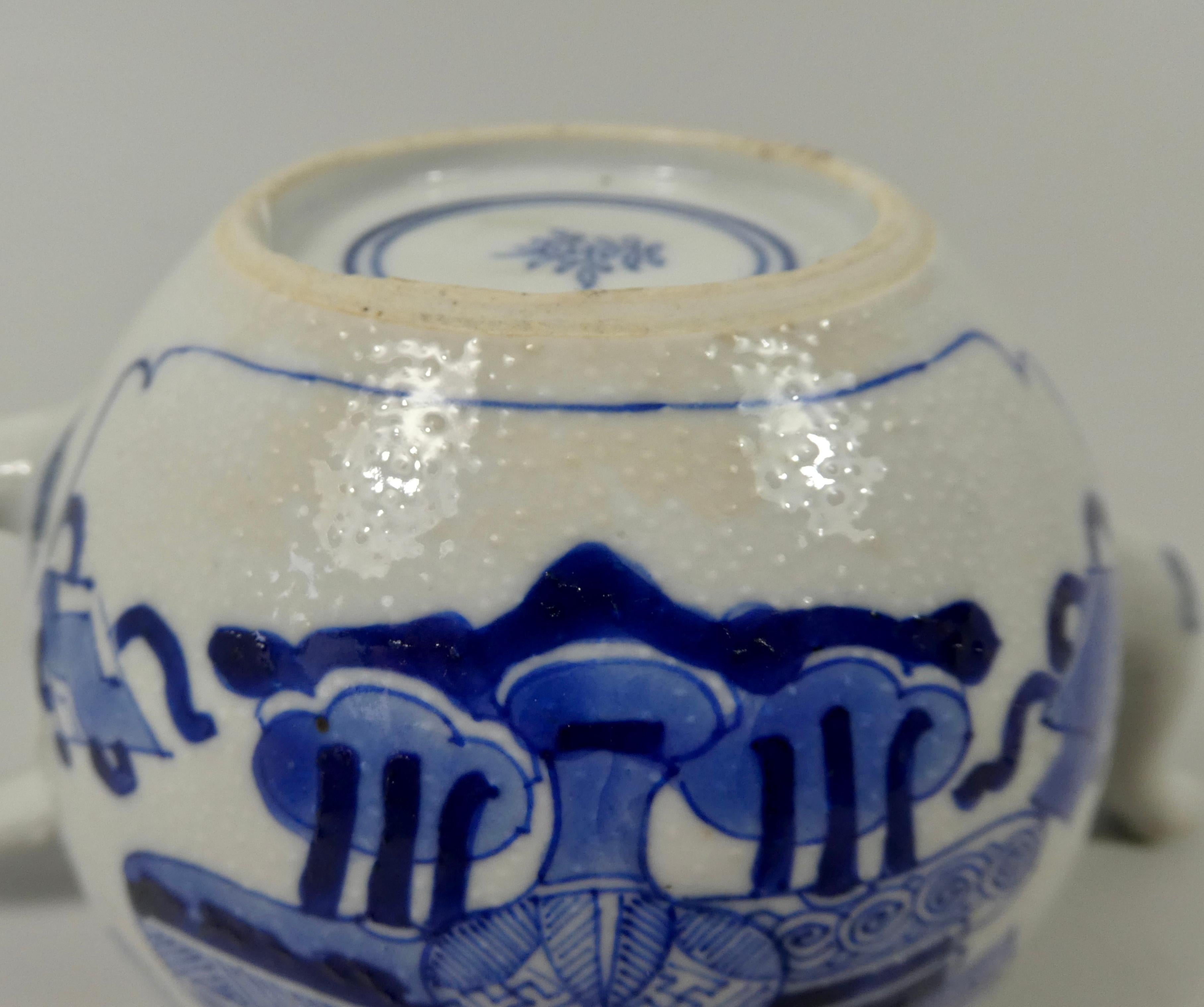 Chinese Porcelain Teapot, Precious Objects, Kangxi Period, circa 1700 7