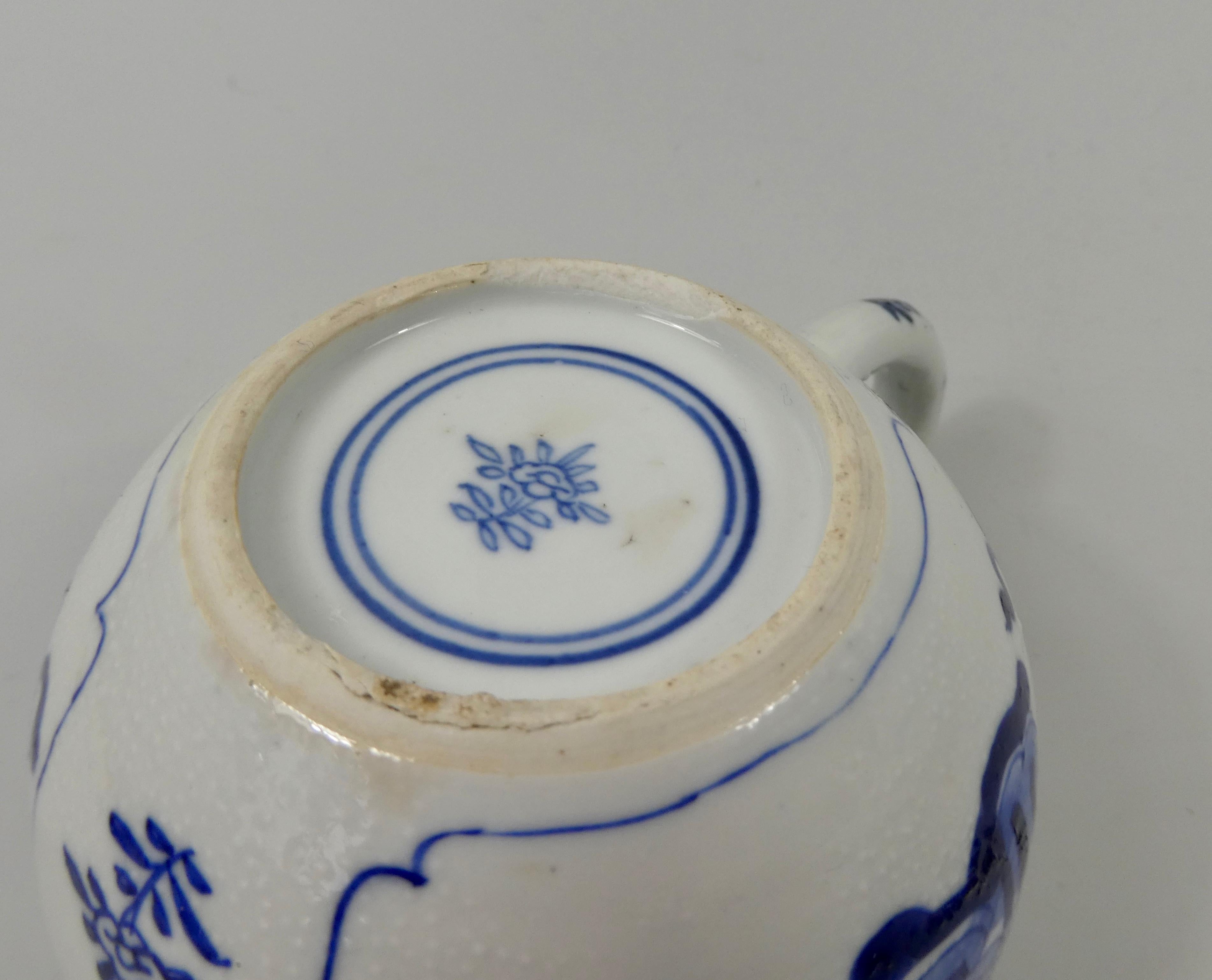 Chinese Porcelain Teapot, Precious Objects, Kangxi Period, circa 1700 8