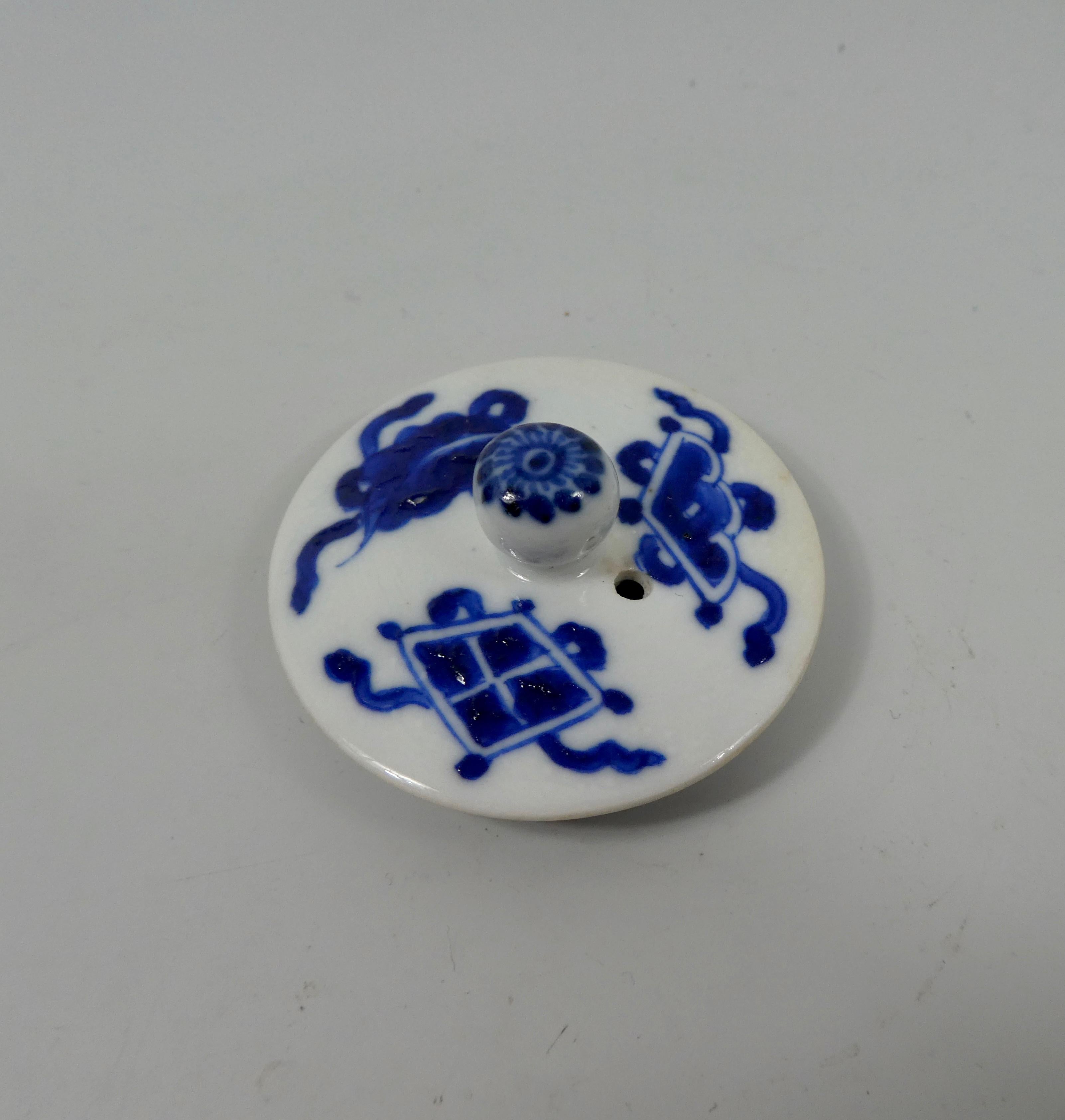 Chinese Porcelain Teapot, Precious Objects, Kangxi Period, circa 1700 9