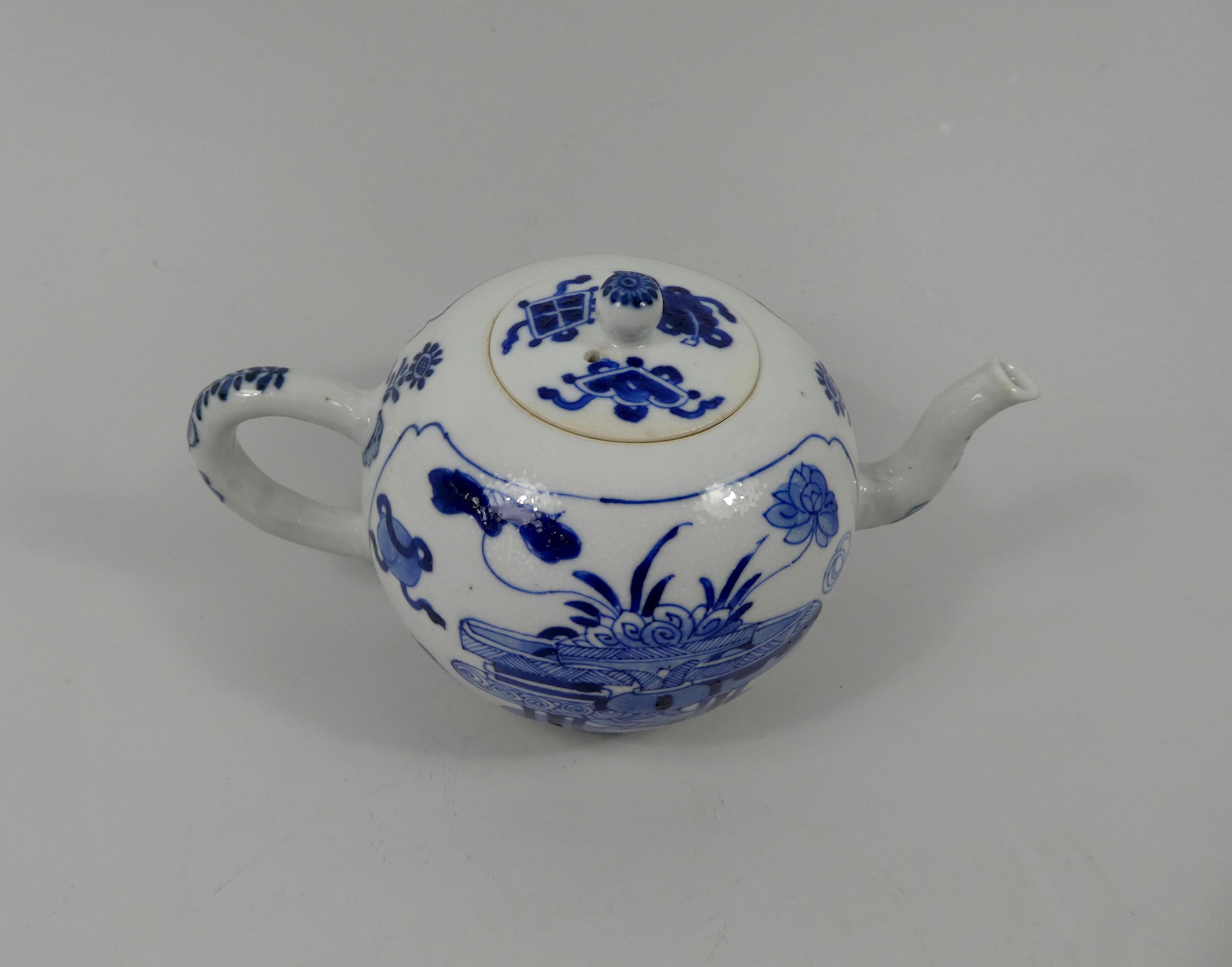 Other Chinese Porcelain Teapot, Precious Objects, Kangxi Period, circa 1700