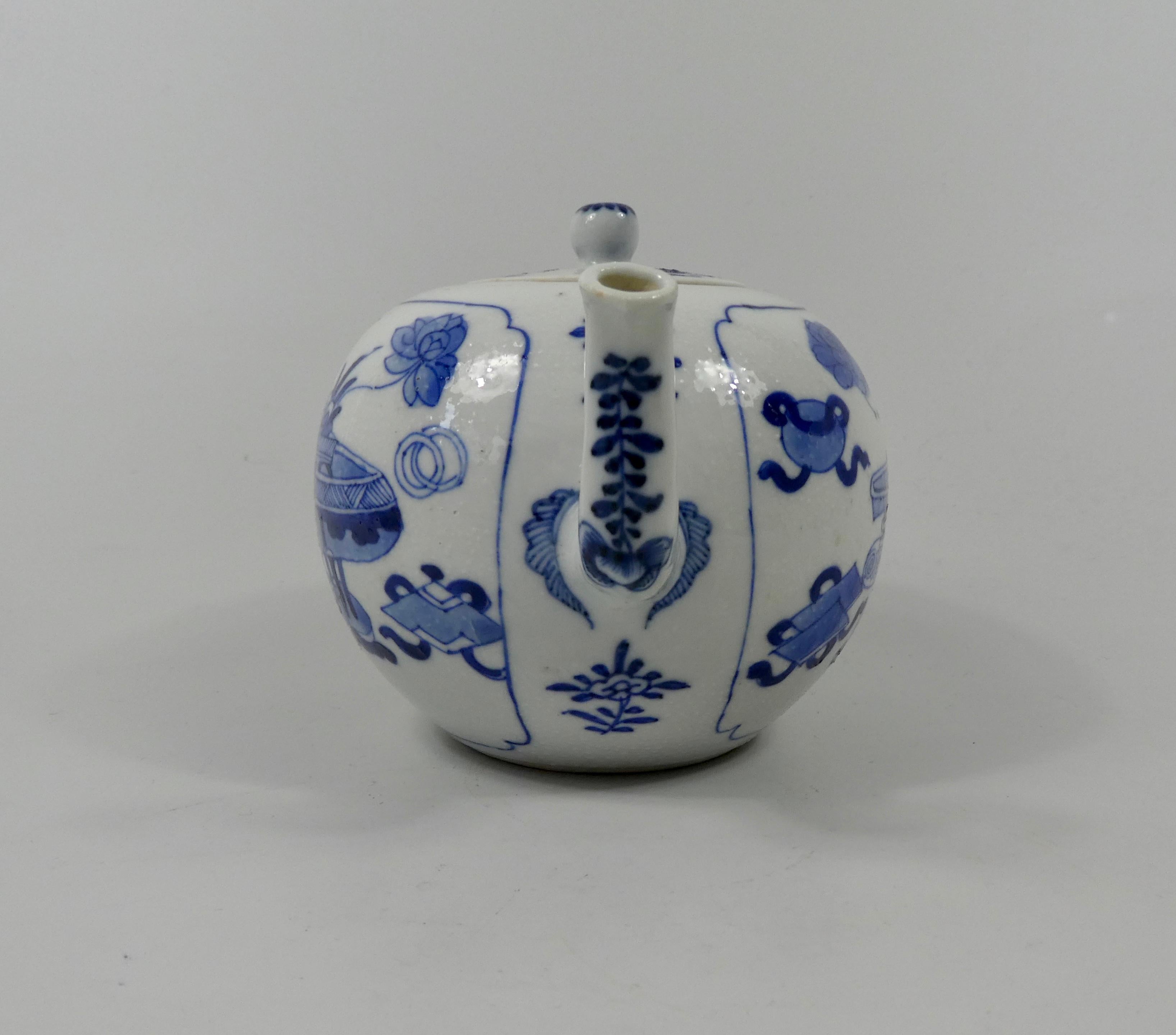 Chinese Porcelain Teapot, Precious Objects, Kangxi Period, circa 1700 In Good Condition In Gargrave, North Yorkshire
