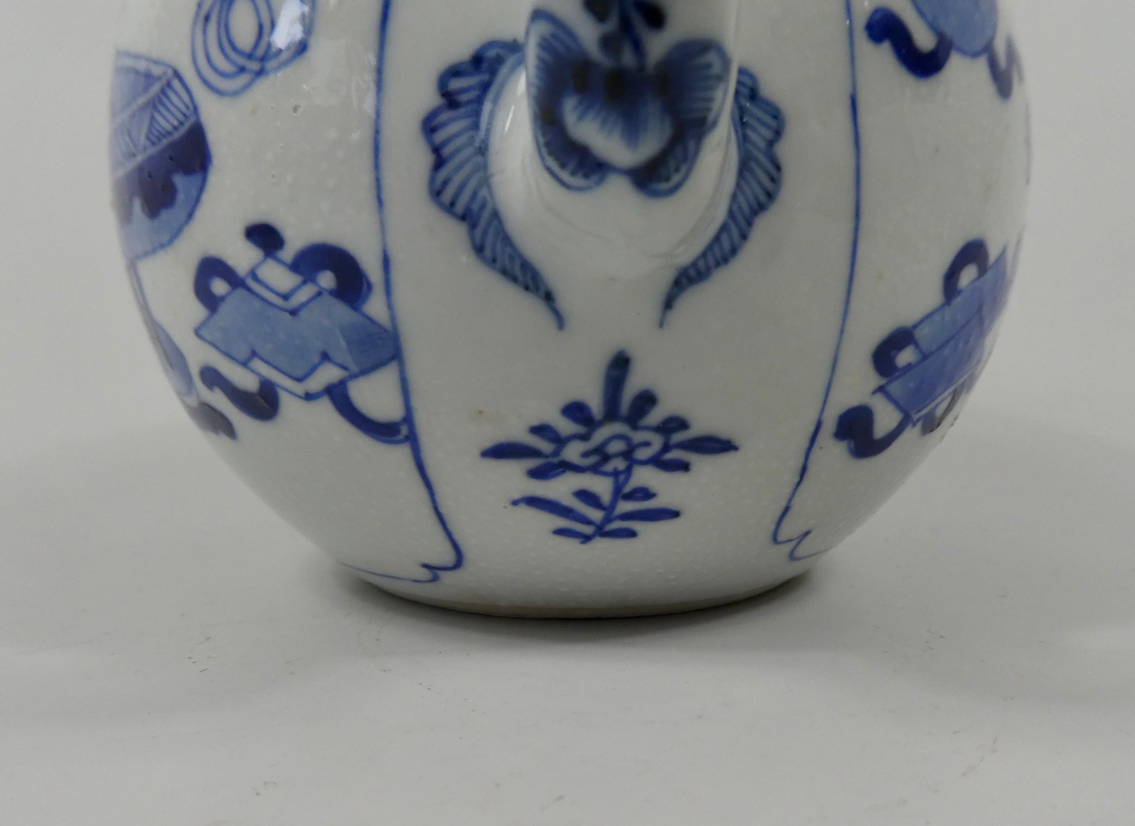 18th Century and Earlier Chinese Porcelain Teapot, Precious Objects, Kangxi Period, circa 1700