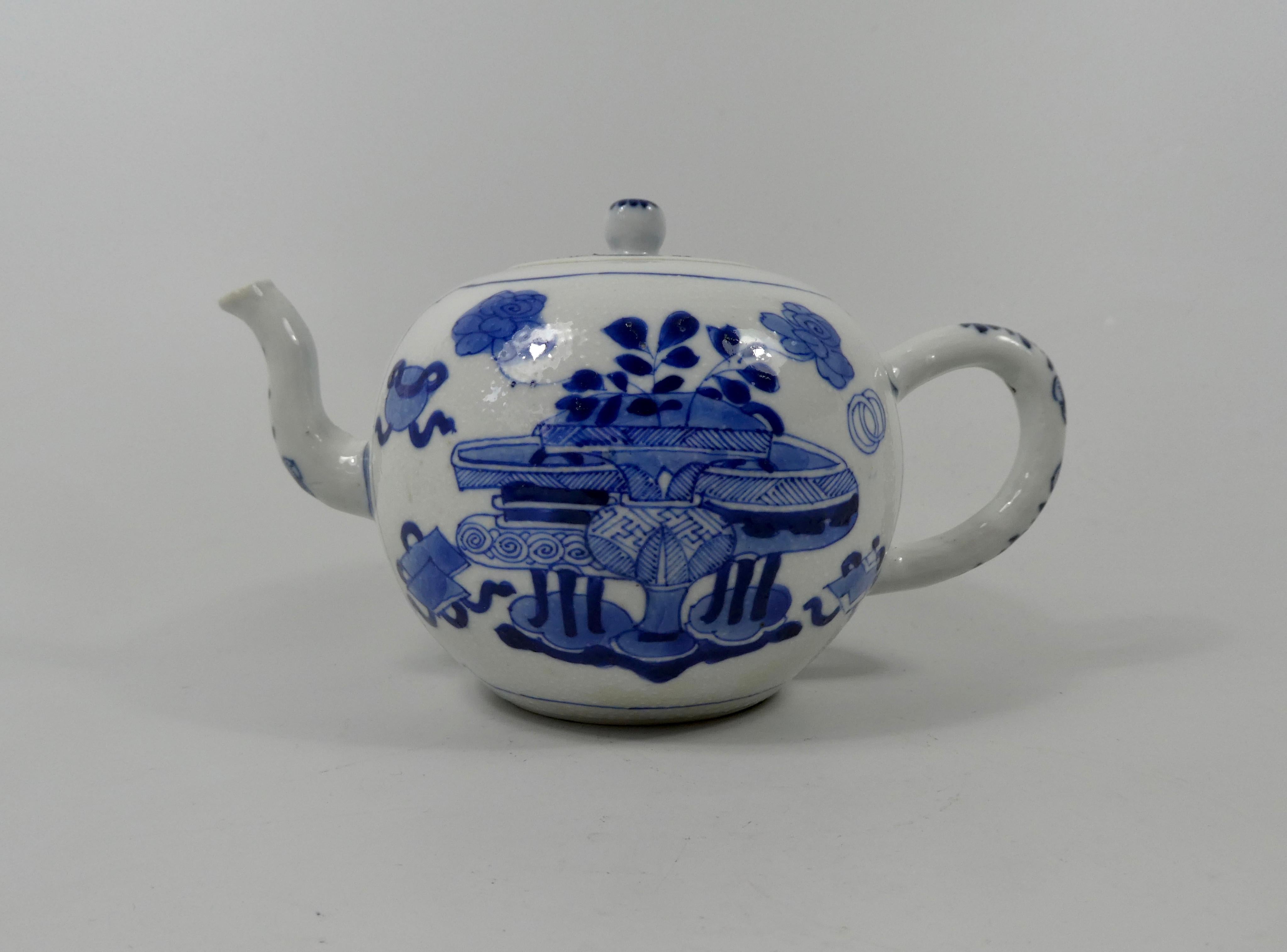Chinese Porcelain Teapot, Precious Objects, Kangxi Period, circa 1700 1