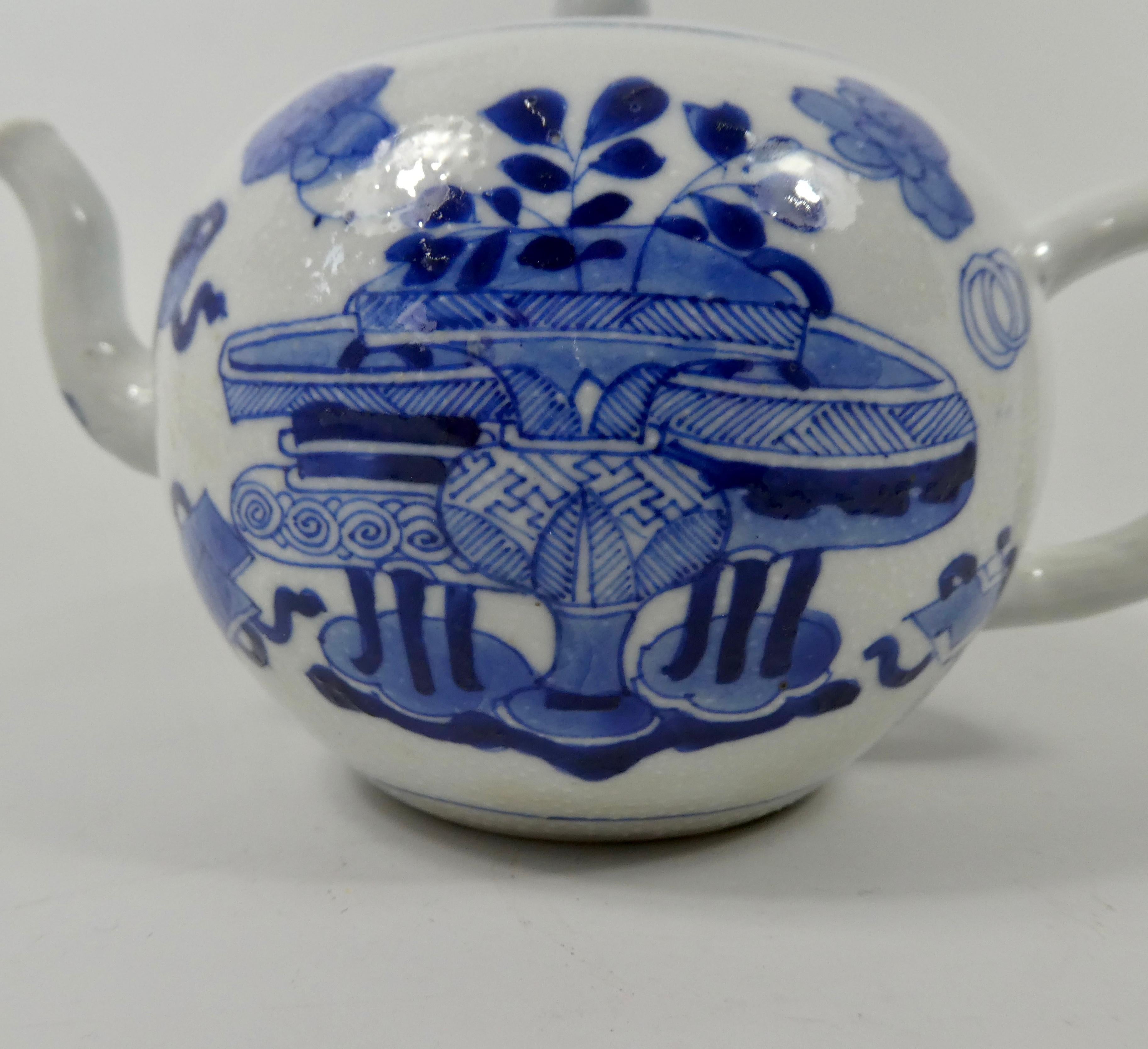 Chinese Porcelain Teapot, Precious Objects, Kangxi Period, circa 1700 2