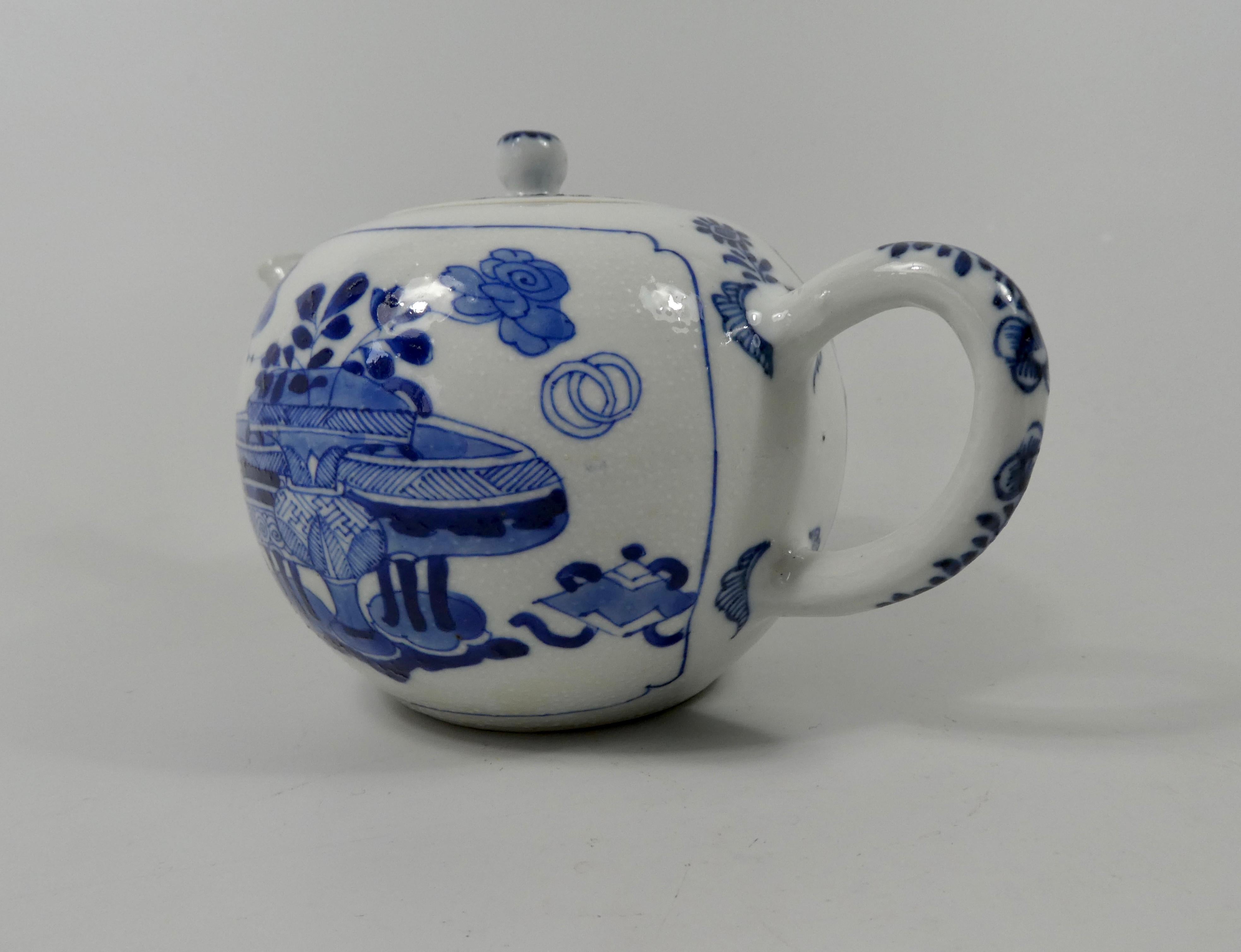 Chinese Porcelain Teapot, Precious Objects, Kangxi Period, circa 1700 3