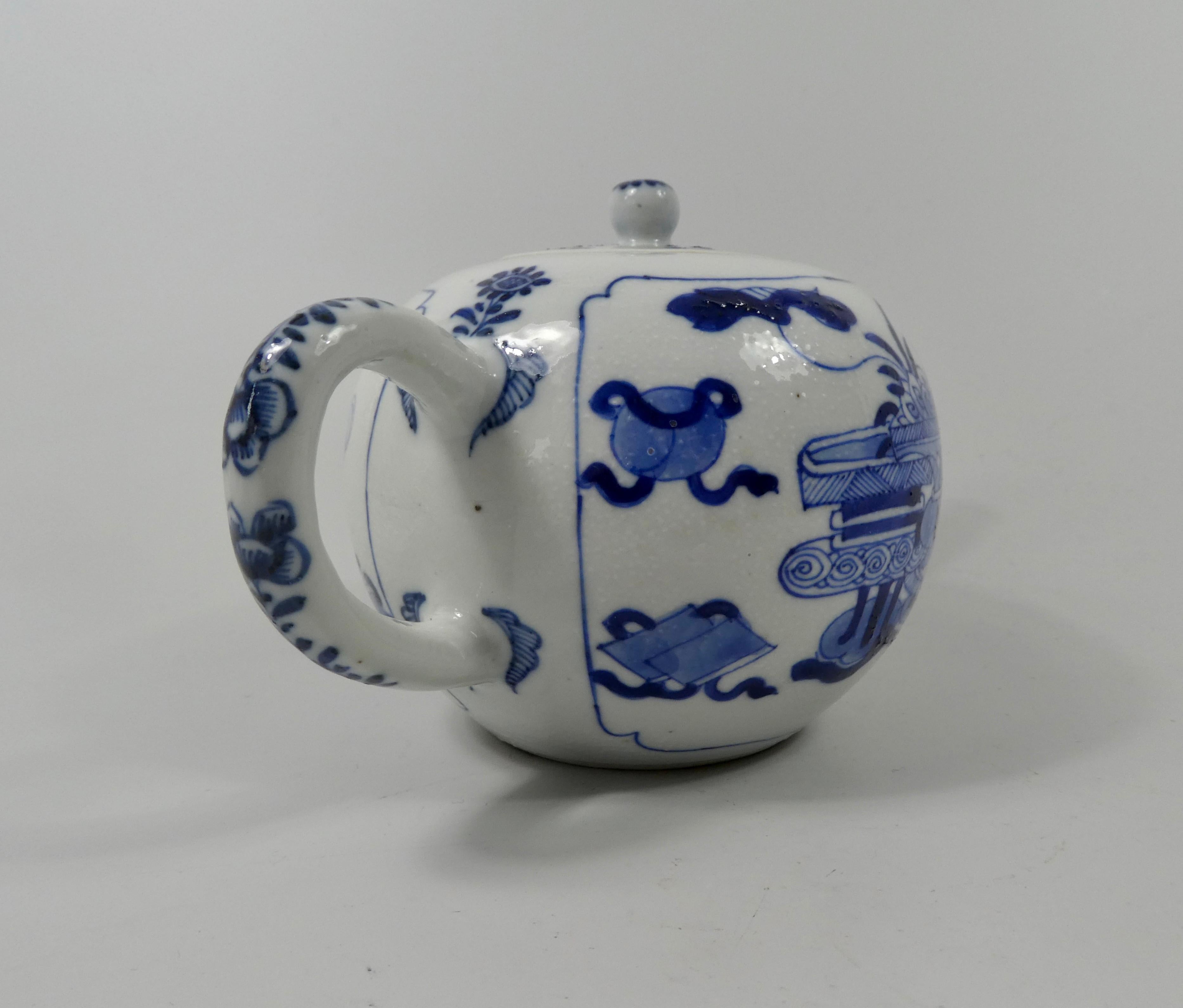Chinese Porcelain Teapot, Precious Objects, Kangxi Period, circa 1700 4