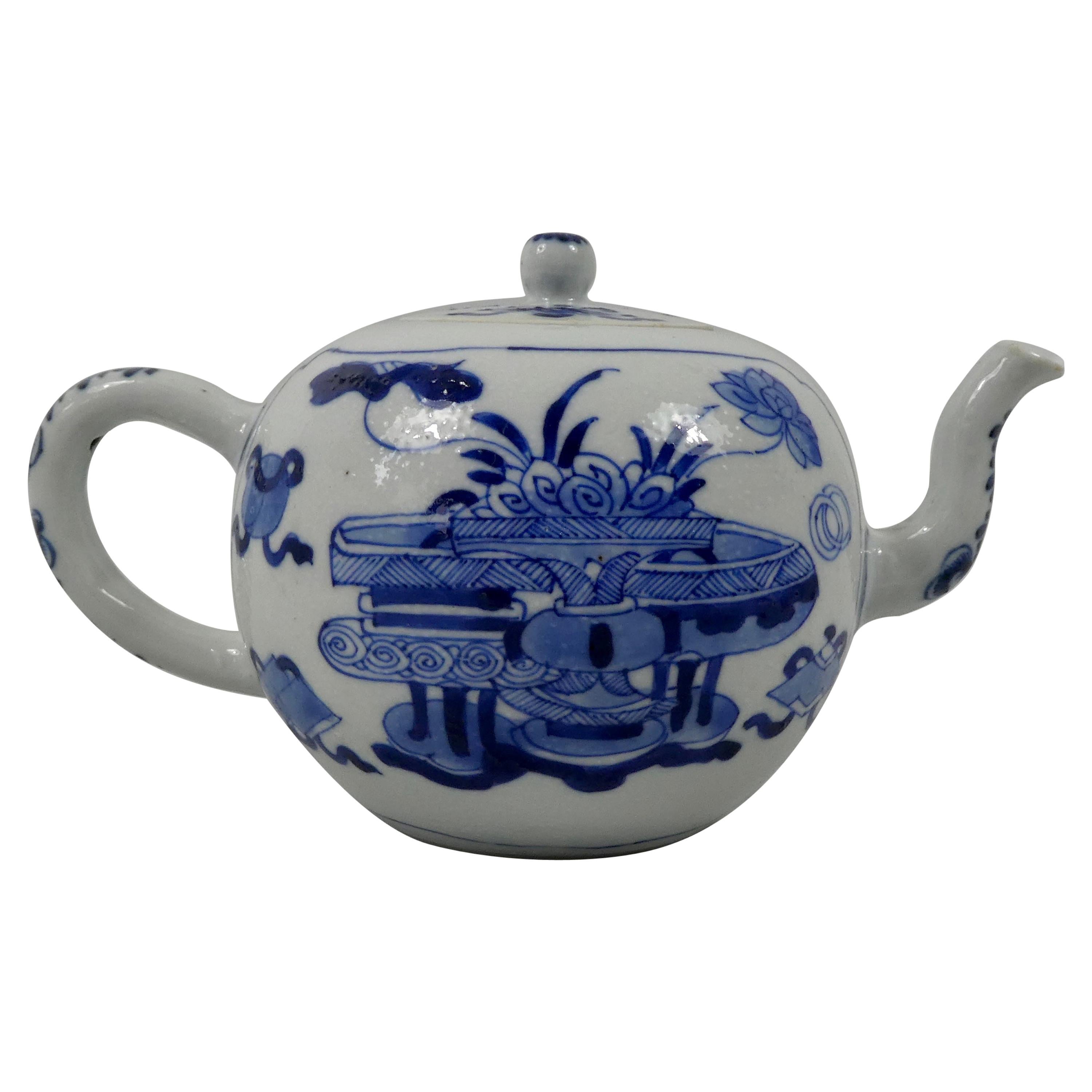 Chinese Porcelain Teapot, Precious Objects, Kangxi Period, circa 1700