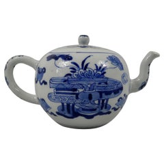 Antique Chinese Porcelain Teapot, Precious Objects, Kangxi Period, circa 1700