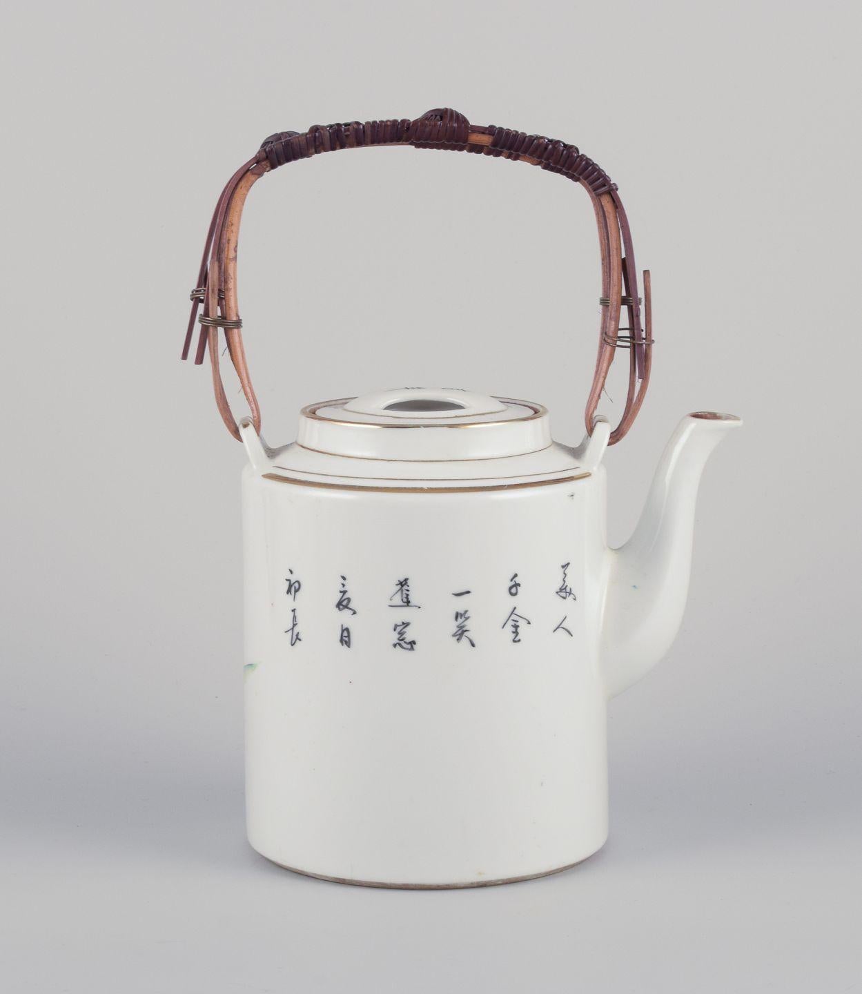 Les produits d'occasion sont exonérés de droits d'importation pour les clients américains. 
Par conséquent, aucun droit d'importation ne s'appliquera à votre achat.

Théière en porcelaine chinoise.
Manche en bambou.
Motif peint à la main