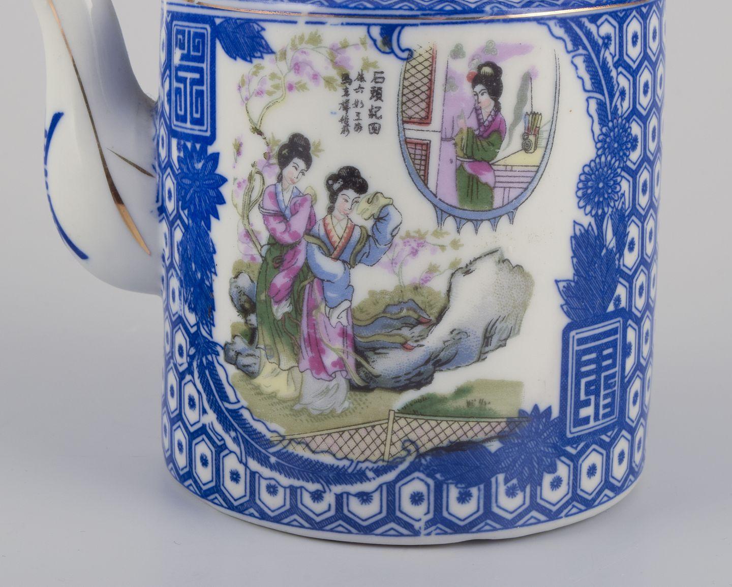 Les produits d'occasion sont exonérés de droits d'importation pour les clients américains. 
Par conséquent, aucun droit d'importation ne s'appliquera à votre achat.

Théière en porcelaine chinoise.
Manche en bambou.
Motif peint à la main