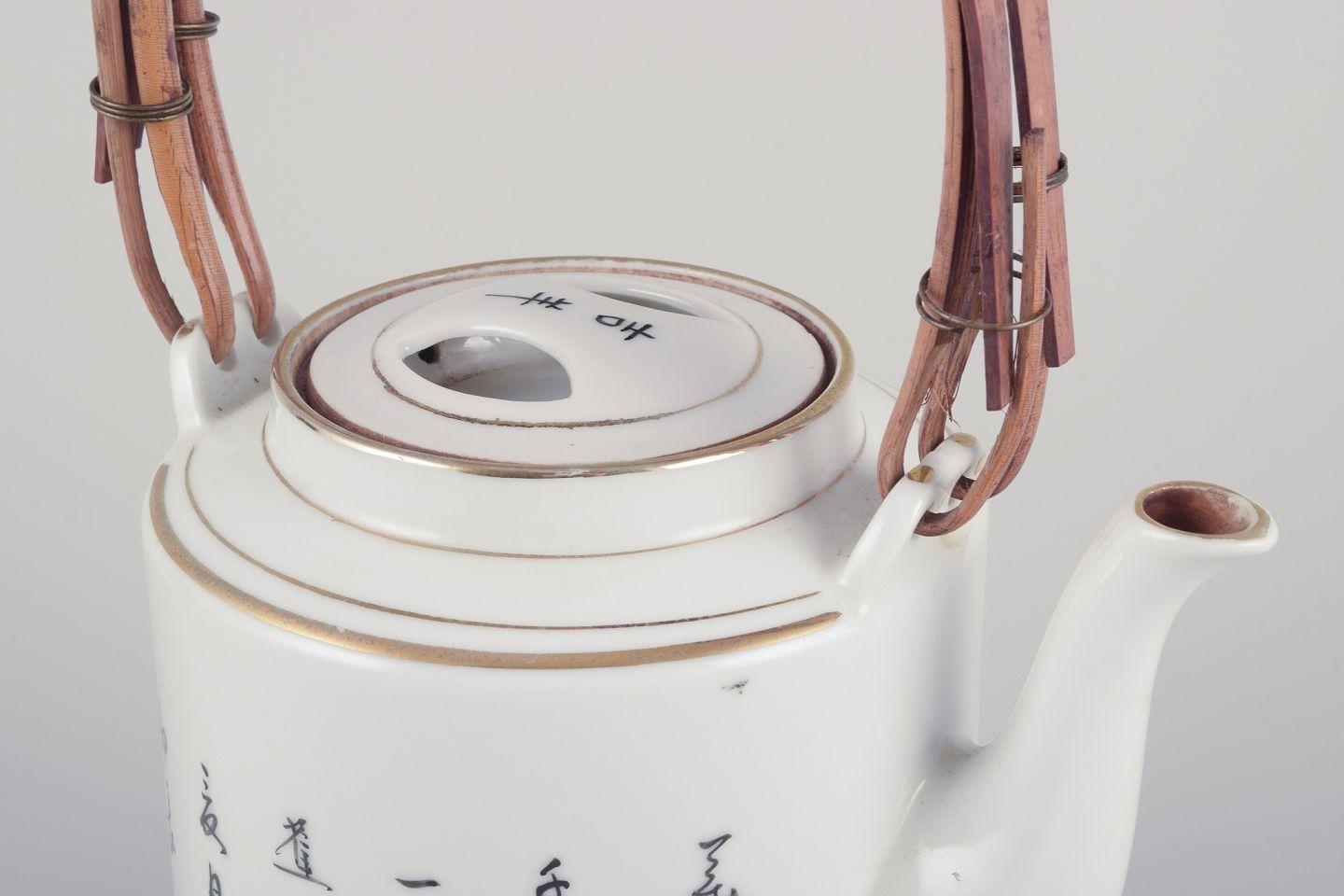 Peint à la main Théière en porcelaine chinoise avec un motif de femmes dans un paysage. Ca. 1930 en vente